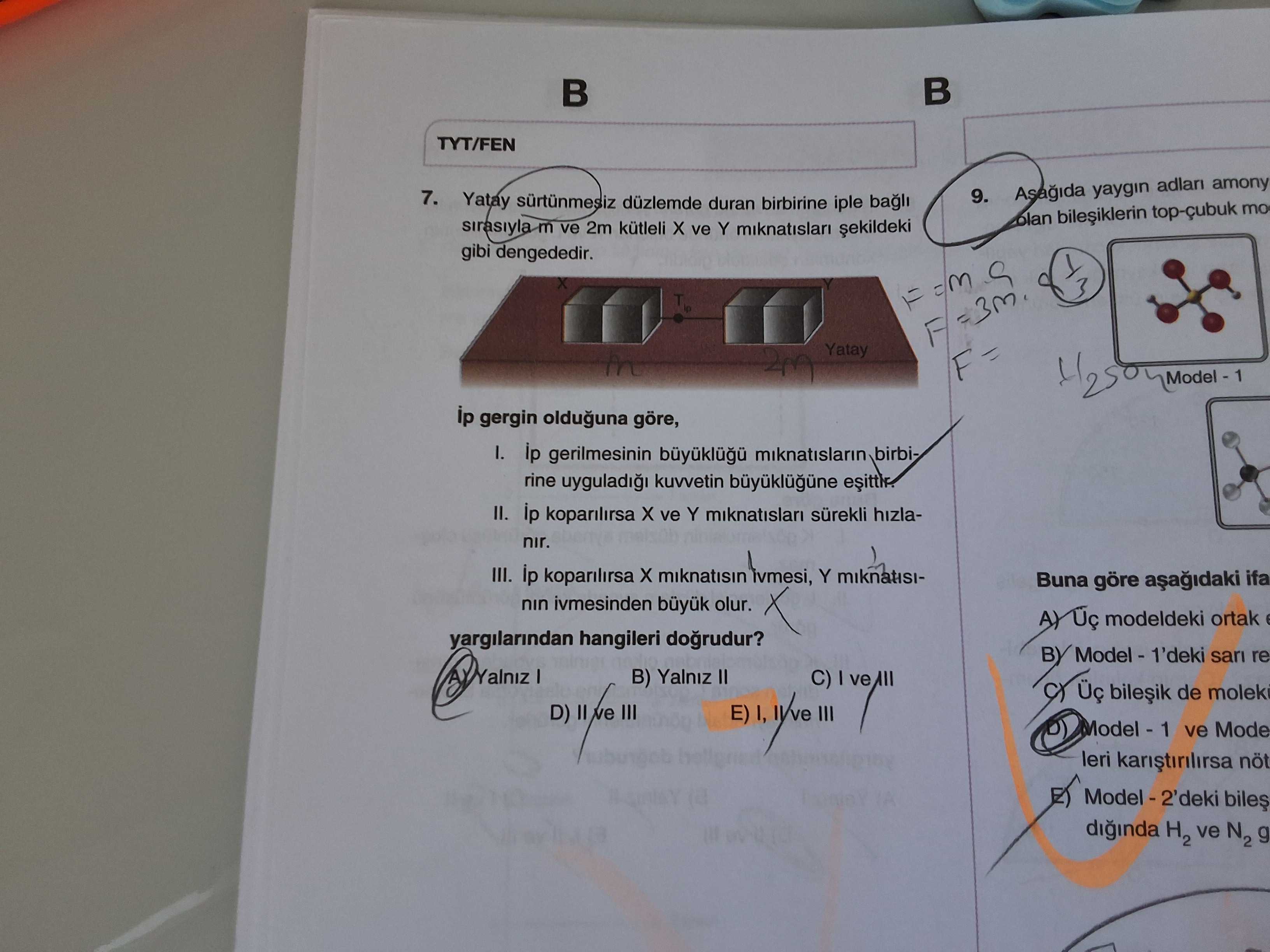 Yatay sürtünmesiz düzlemde duran birbirine iple bağlı sırasıyla m ve 2m kütleli X ve Y mıknatısları