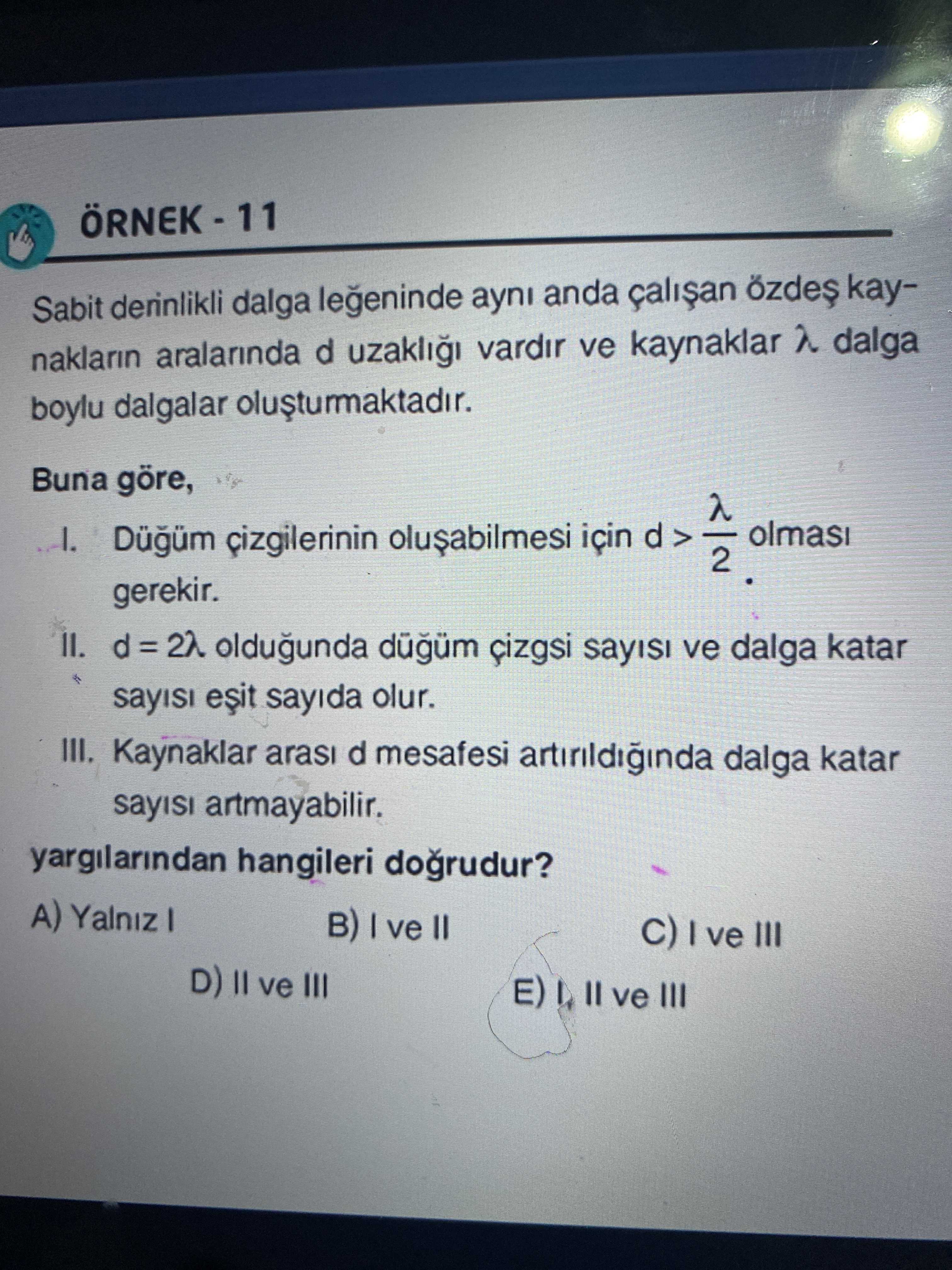 Sabit derinlikli dalga leğeninde aynı anda çalışan özdeş kaynakların aralarında d uzaklığı vardır ve