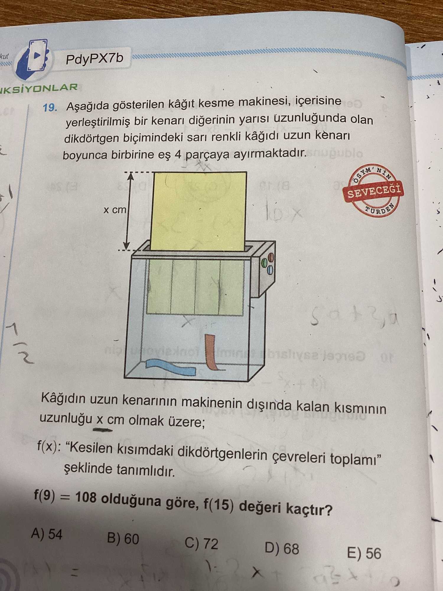 Aşağıda gösterilen kâğıt kesme makinesi, içerisine yerleştirilmiş bir kenarı diğerinin yarısı