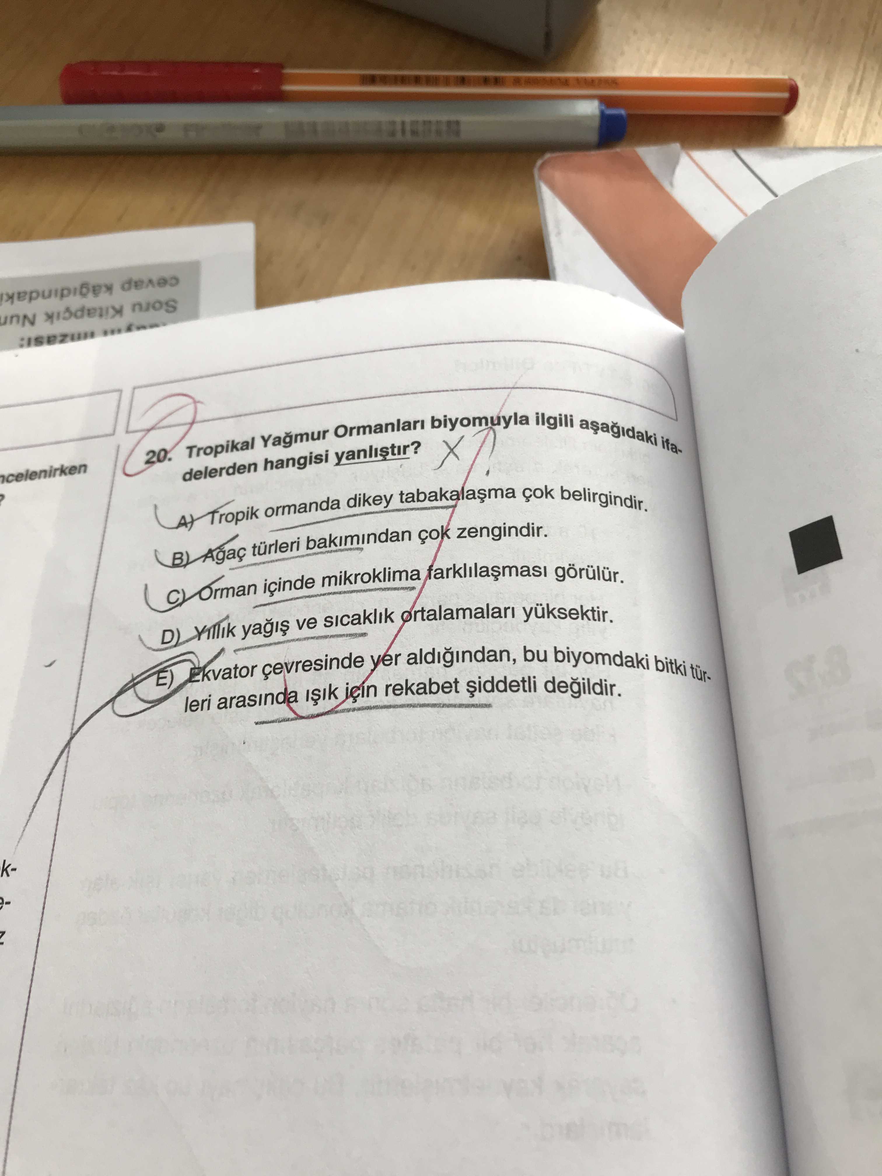 Tropikal Yağmur Ormanları biyomuyla ilgili aşağıdaki ifadelerden hangisi yanlıştır?