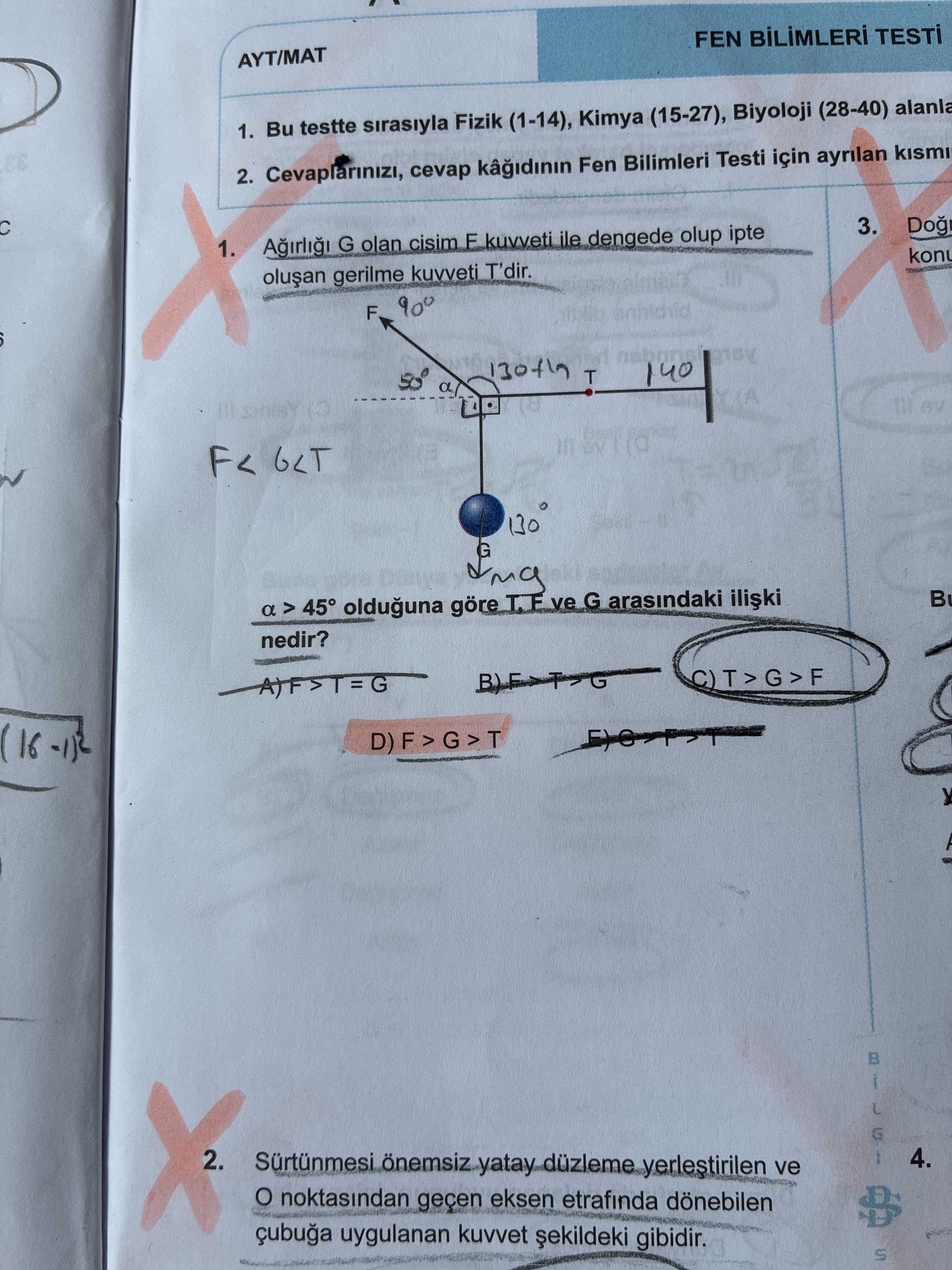 Ağırlığı G olan cisim F kuvveti ile dengede olup ipte oluşan gerilme kuvveti T'dir. α > 45° olduğuna