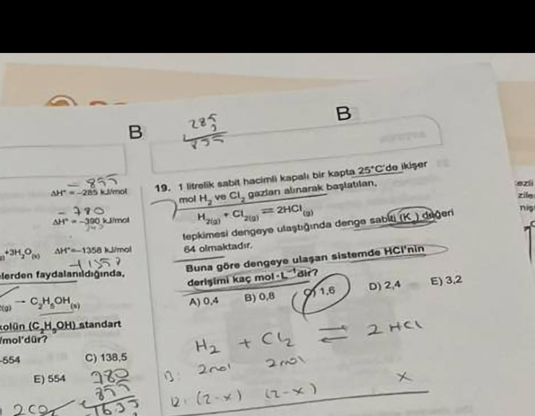 1 litrelik sabit hacimli kapalı bir kapta 25°C'de ikişer mol H₂ ve Cl₂ gazları alınarak başlatılan