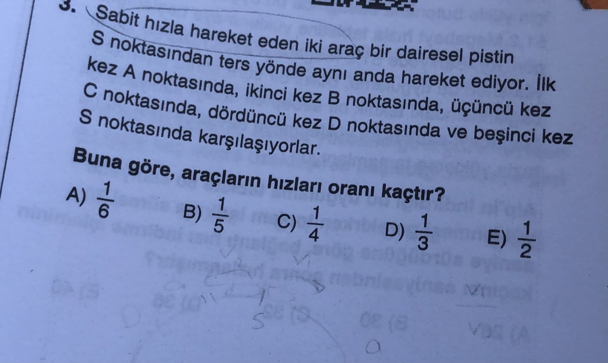 Sabit hızla hareket eden iki araç bir dairesel pistin S noktasından ters yönde aynı anda hareket
