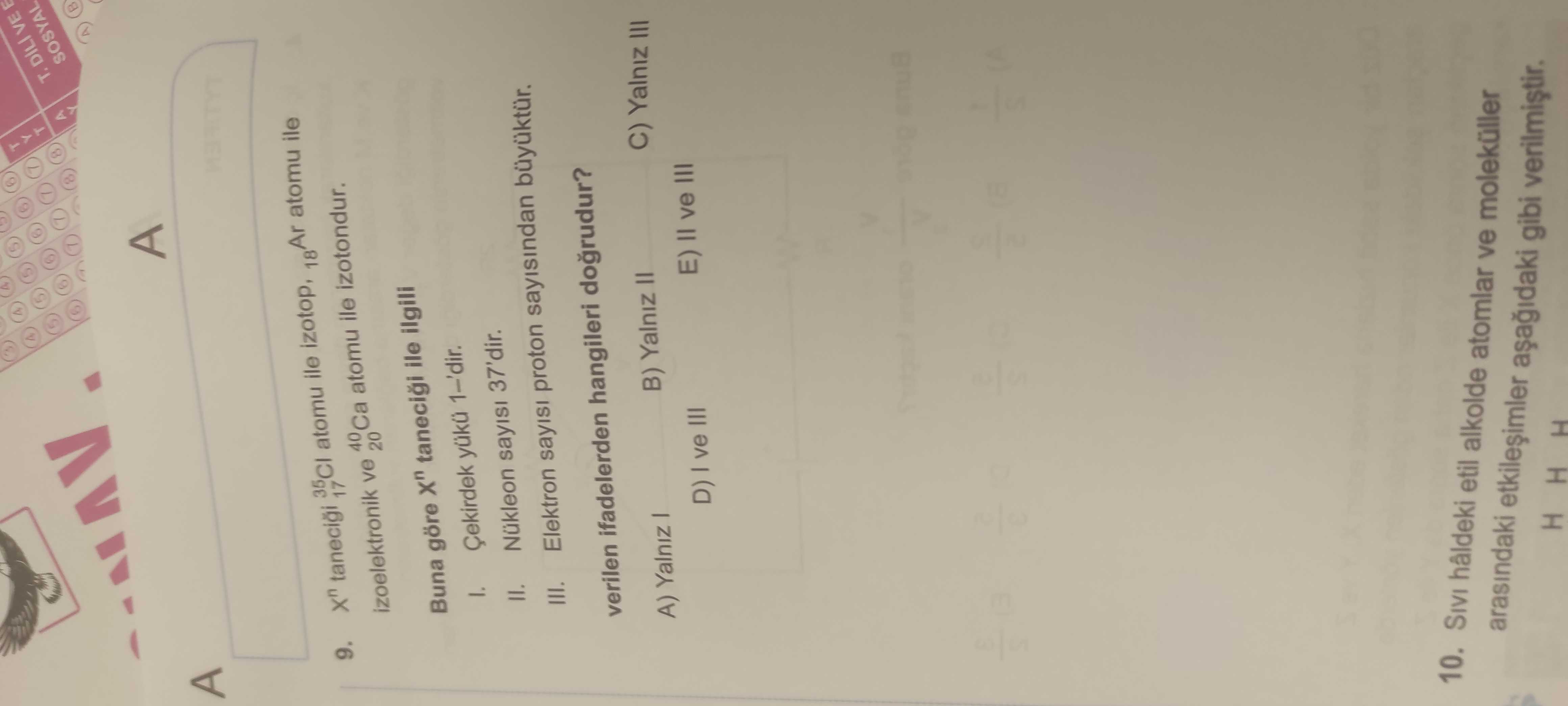 Xⁿ taneciği ¹⁷³⁵Cl atomu ile izotop, ¹⁸⁴⁰Ar atomu ile izoelektronik ve ²⁰⁴⁰Ca atomu ile izotondur