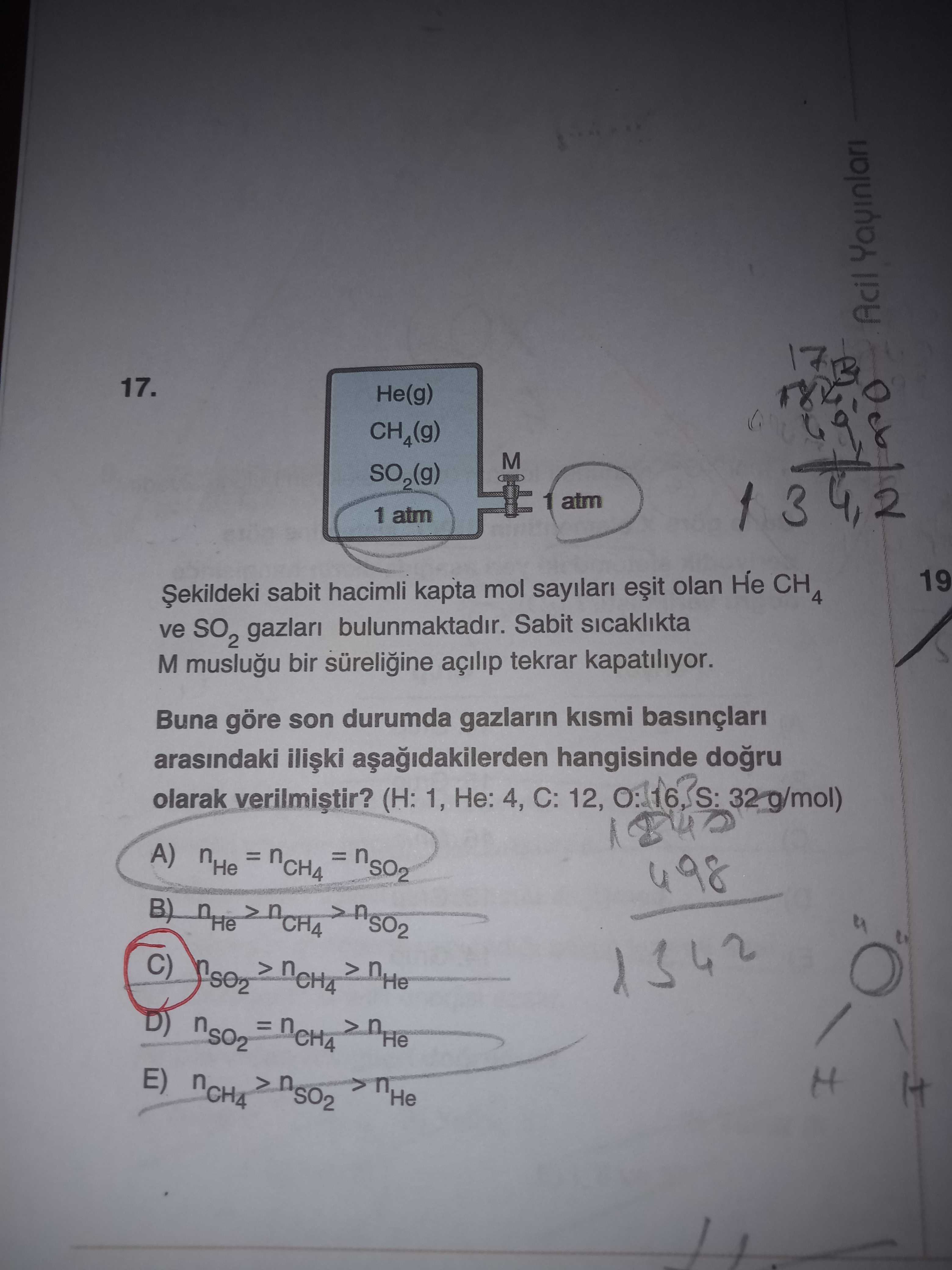 Şekildeki sabit hacimli kapta mol sayıları eşit olan He CH₄ ve SO₂ gazları bulunmaktadır. Sabit