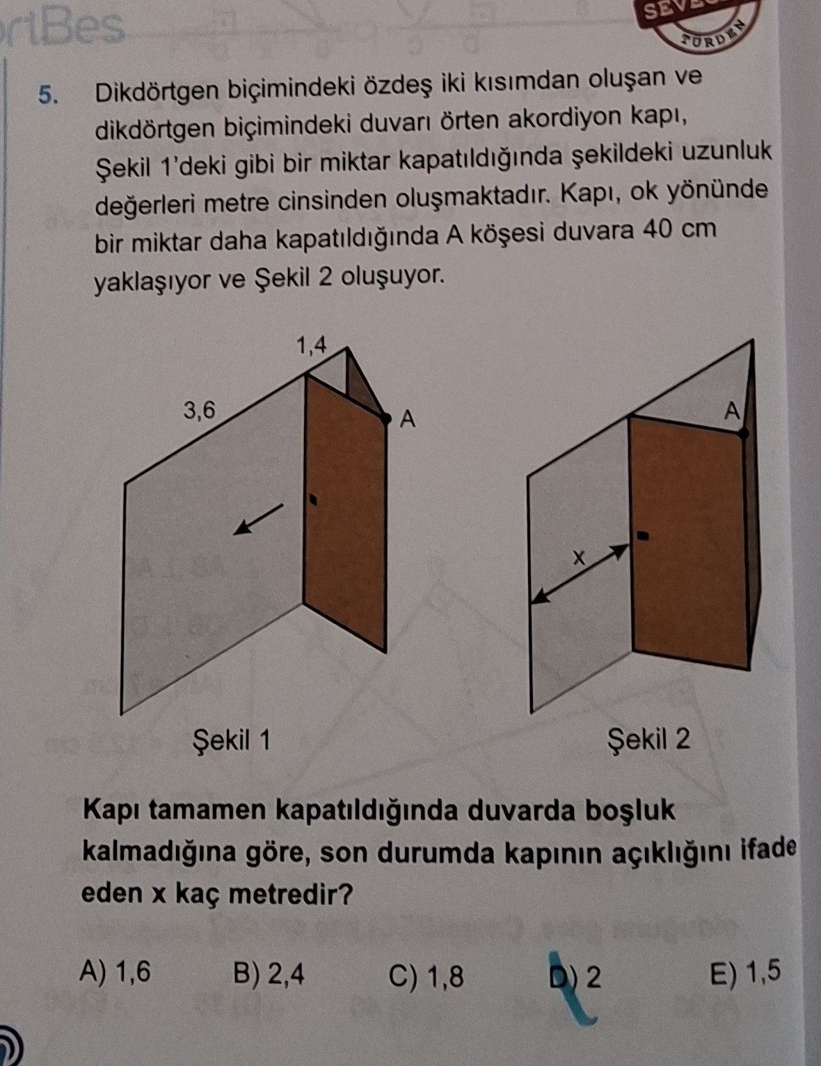 Dikdörtgen biçimindeki özdeş iki kısımdan oluşan ve dikdörtgen biçimindeki duvarı örten akordiyon