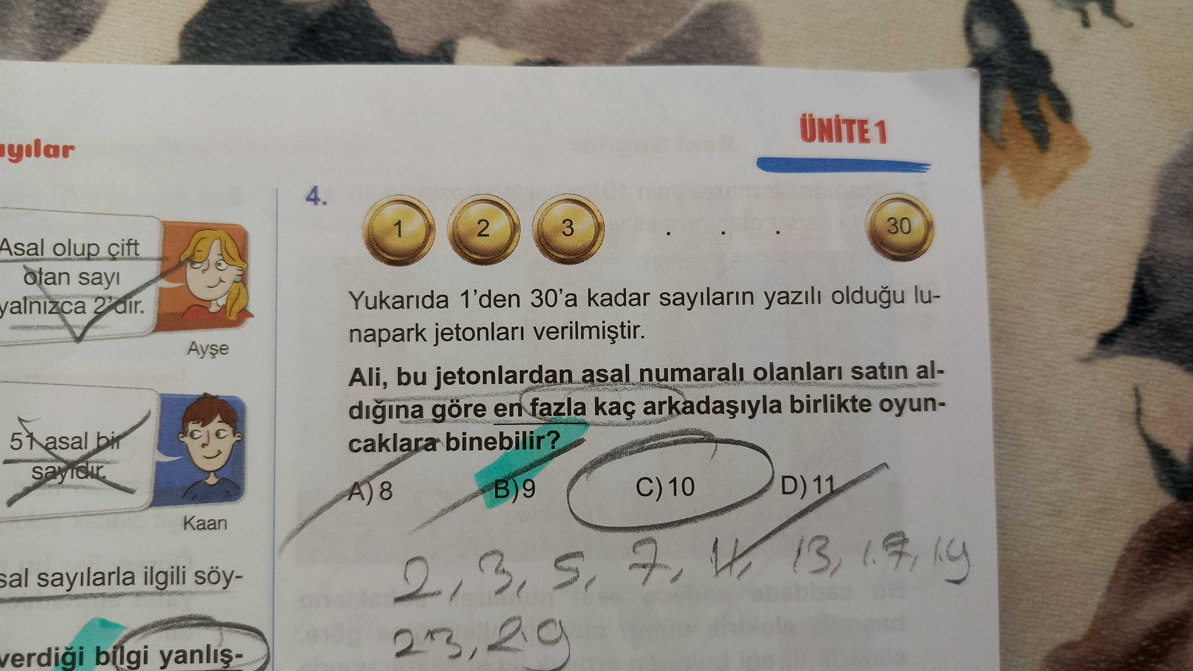 Yukarıda 1'den 30'a kadar sayıların yazılı olduğu lunapark jetonları verilmiştir. Ali, bu