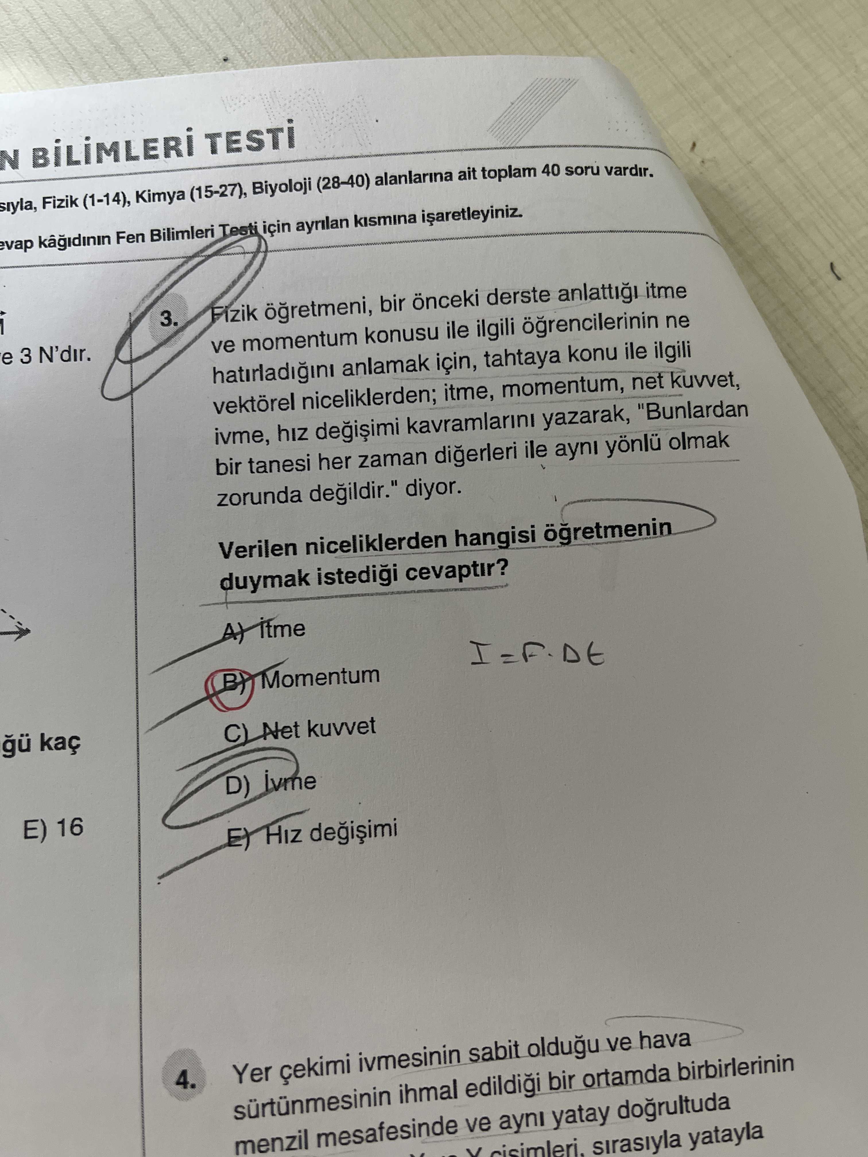 Fizik öğretmeni, bir önceki derste anlattığı itme ve momentum konusu ile ilgili öğrencilerinin ne