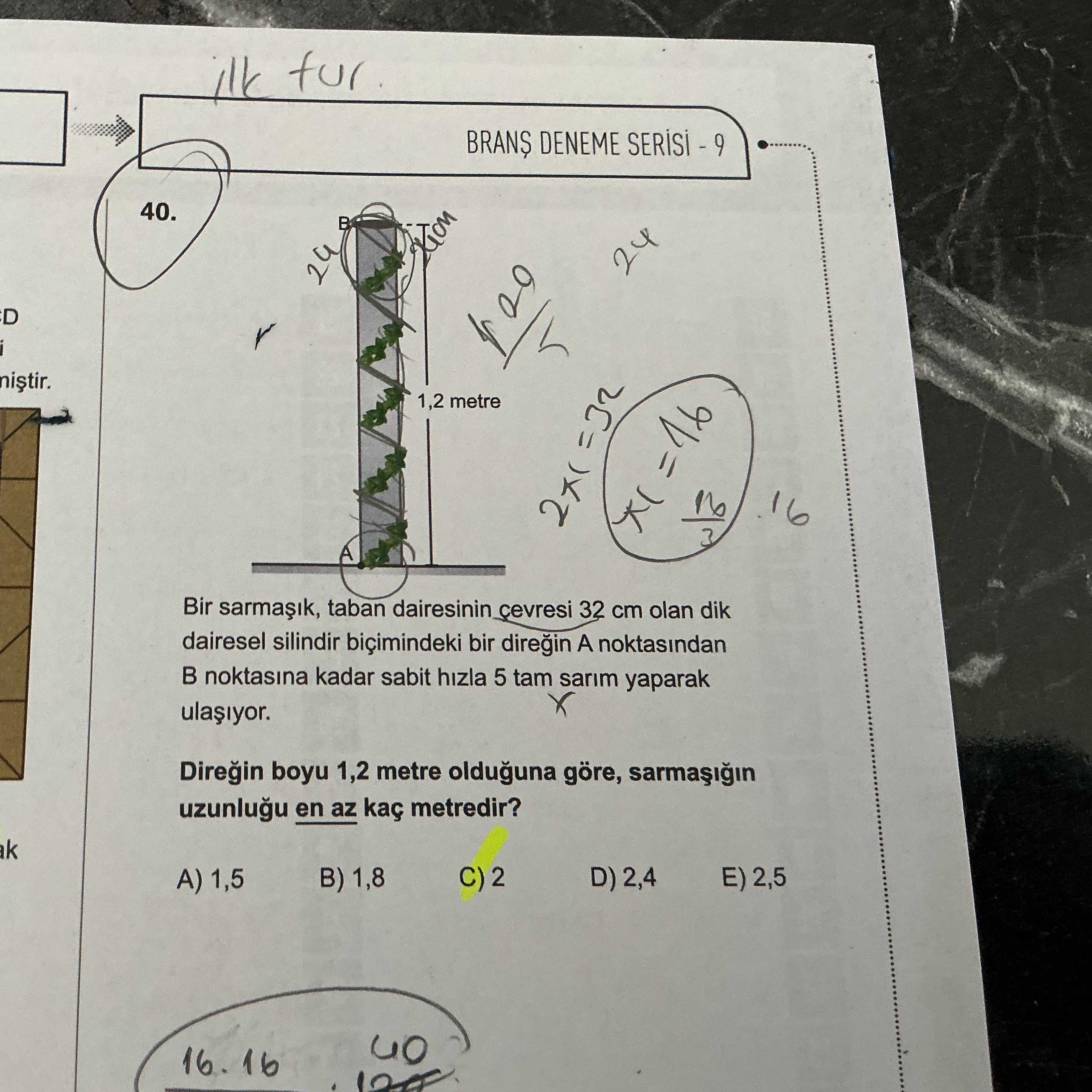 Bir sarmaşık, taban dairesinin çevresi 32 cm olan dik dairesel silindir biçimindeki bir direğin A