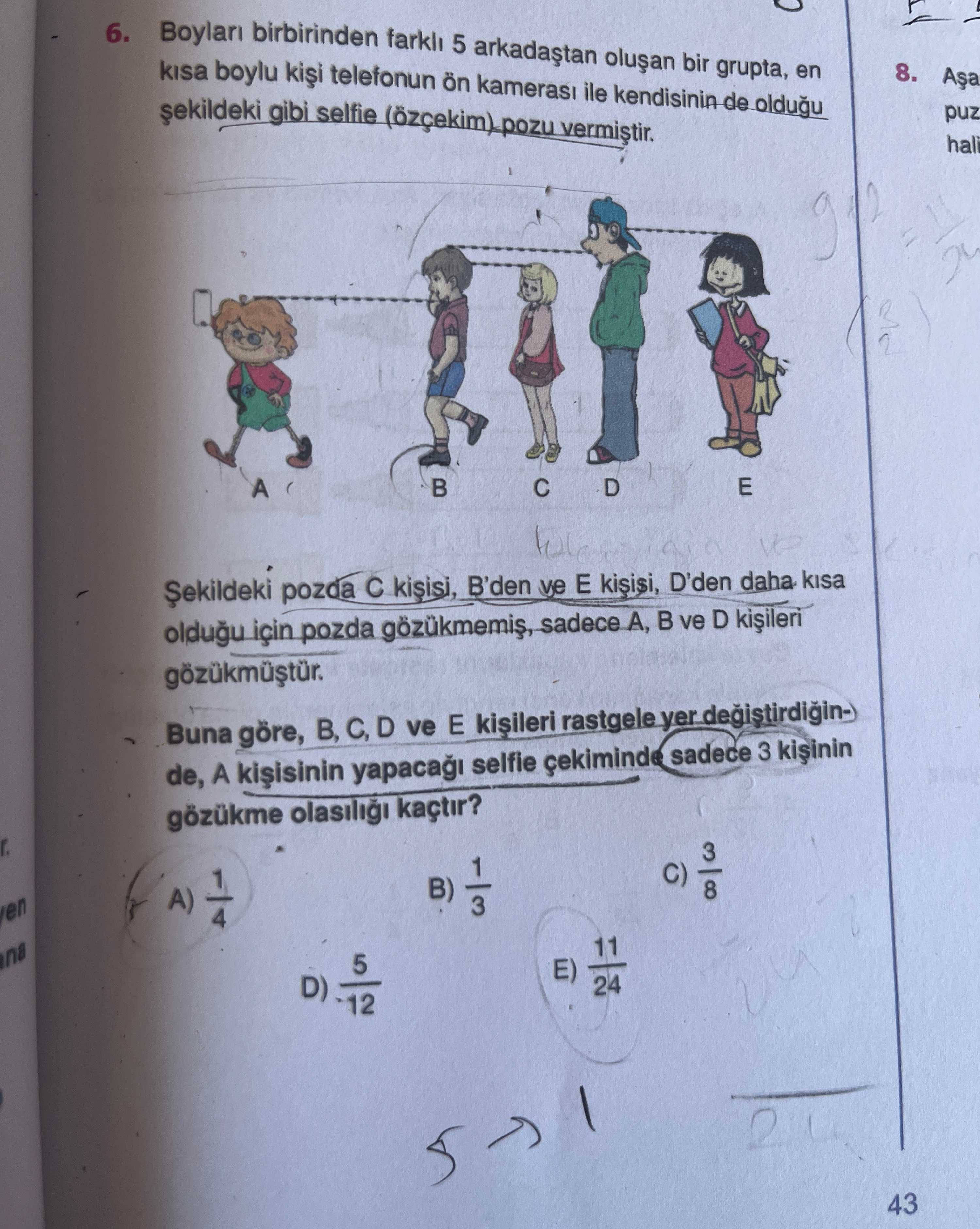 Boyları birbirinden farklı 5 arkadaştan oluşan bir grupta, en kısa boylu kişi telefonun ön kamerası