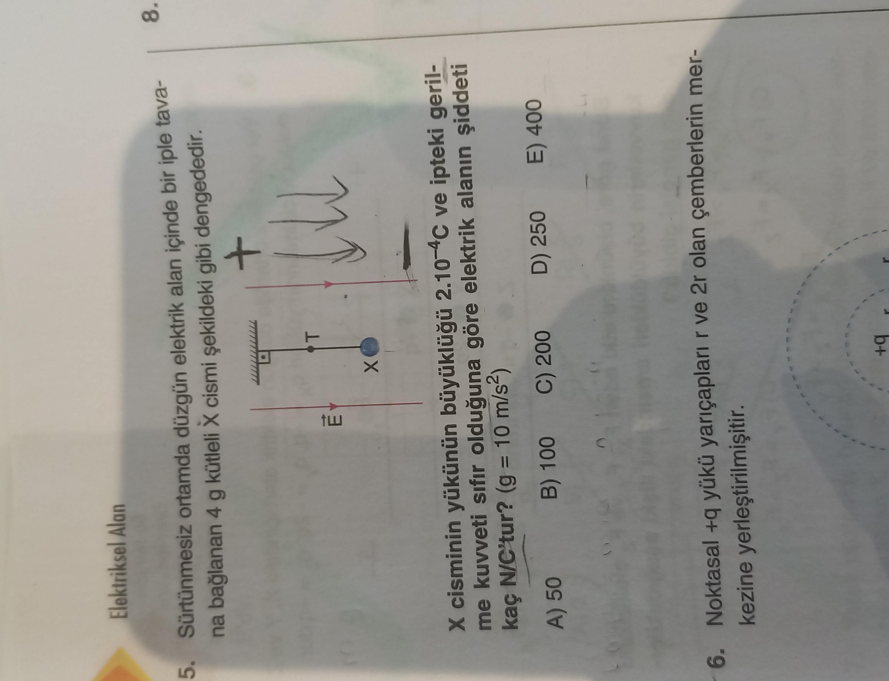 Sürtünmesiz ortamda düzgün elektrik alan içinde bir iple tavana bağlanan 4 g kütleli X cismi