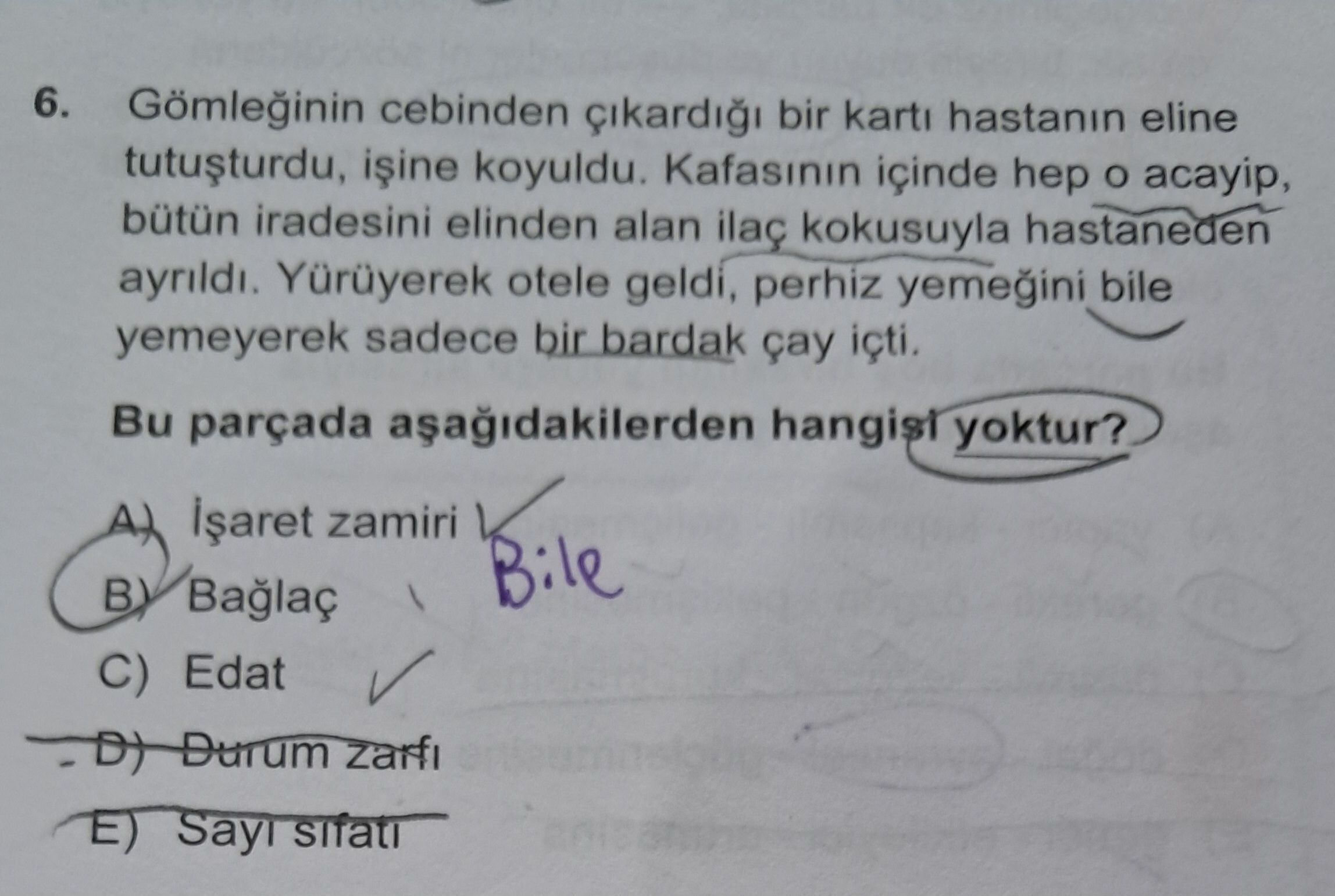 Gömleğinin cebinden çıkardığı bir kartı hastanın eline tutuşturdu, işine koyuldu. Kafasının içinde