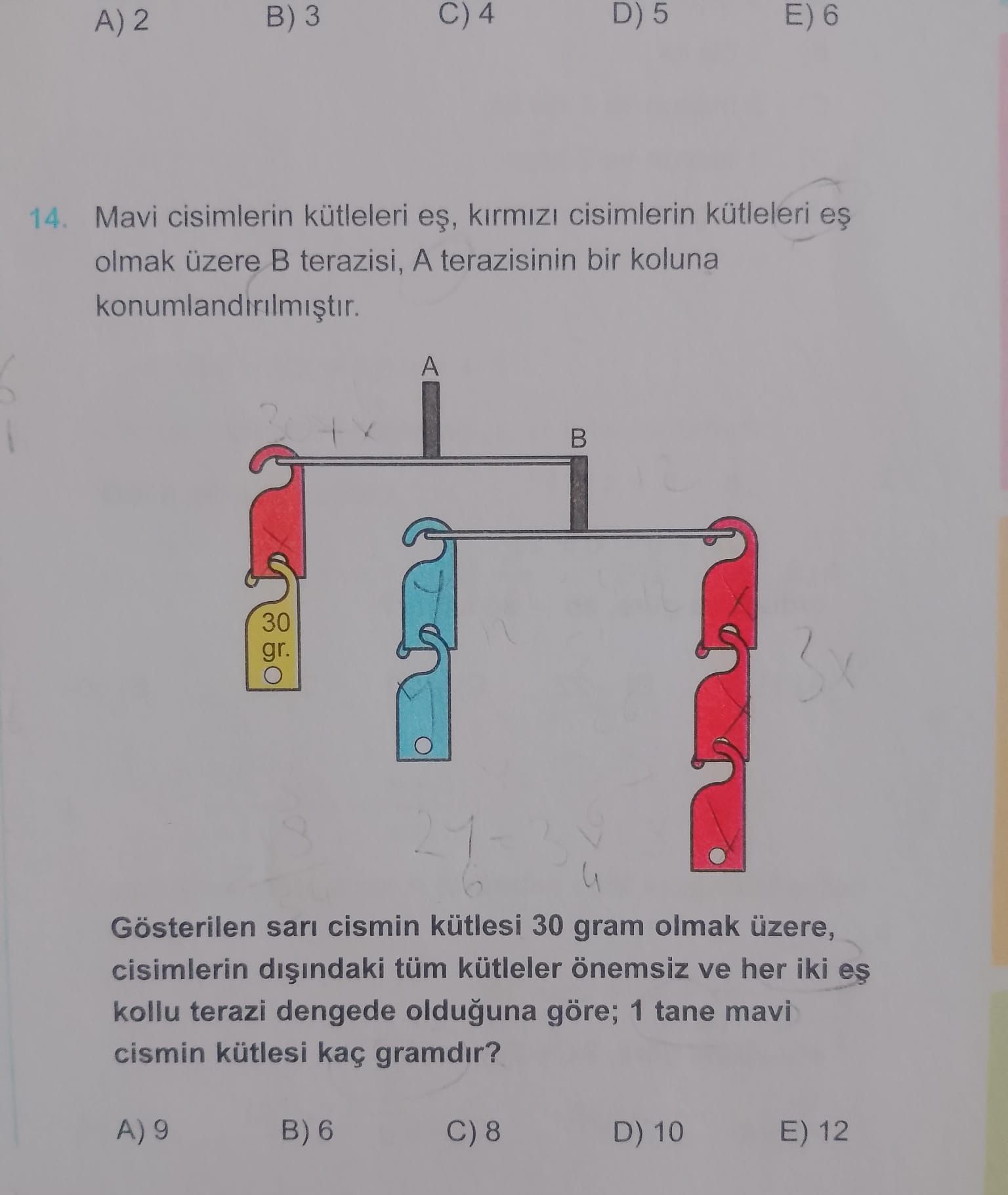 Mavi cisimlerin kütleleri eş, kırmızı cisimlerin kütleleri eş olmak üzere B terazisi, A terazisinin