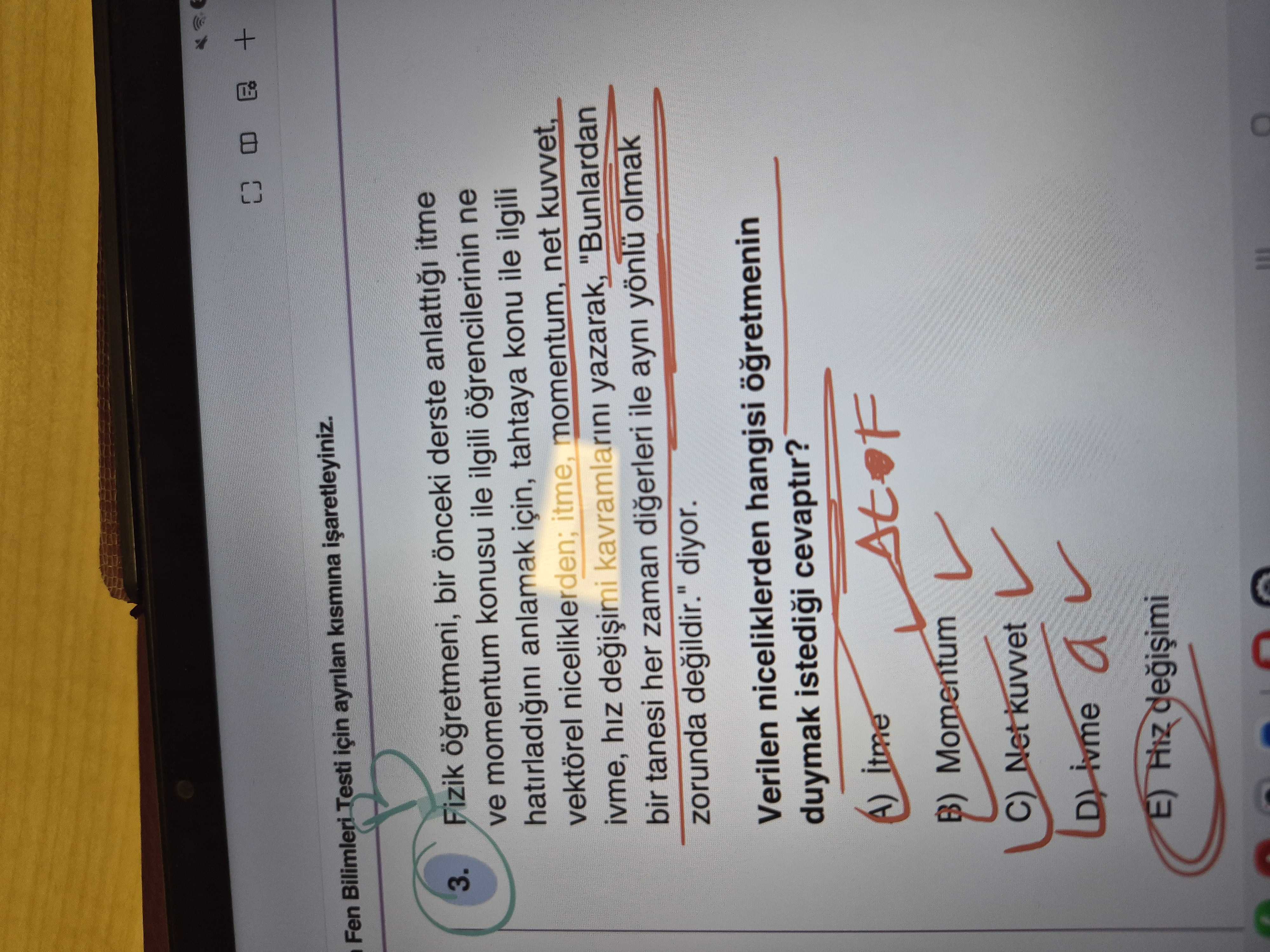 Fizik öğretmeni, bir önceki derste anlattığı itme ve momentum konusu ile ilgili öğrencilerinin ne