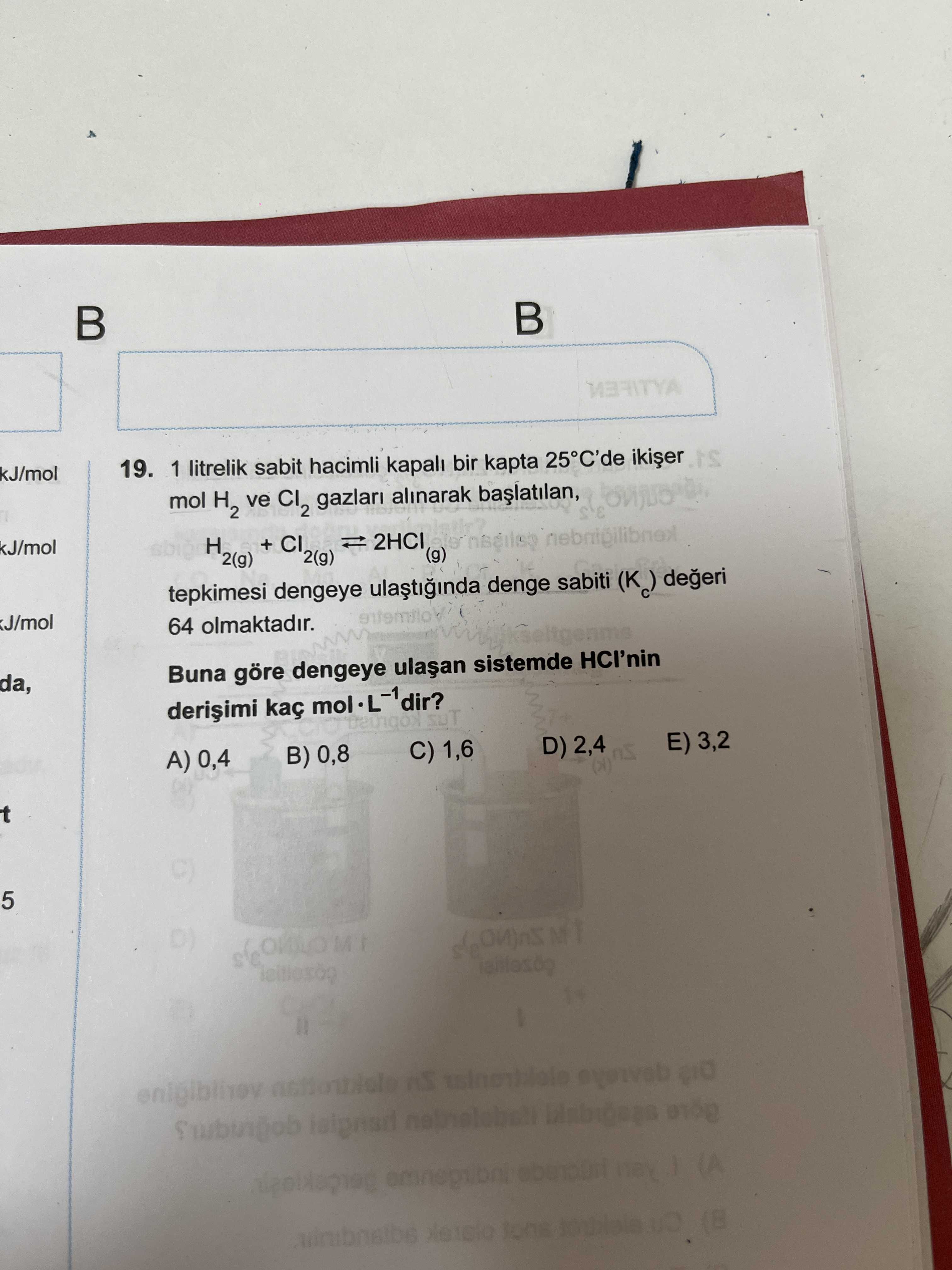 1 litrelik sabit hacimli kapalı bir kapta 25°C'de ikişer mol H₂ ve Cl₂ gazları alınarak başlatılan