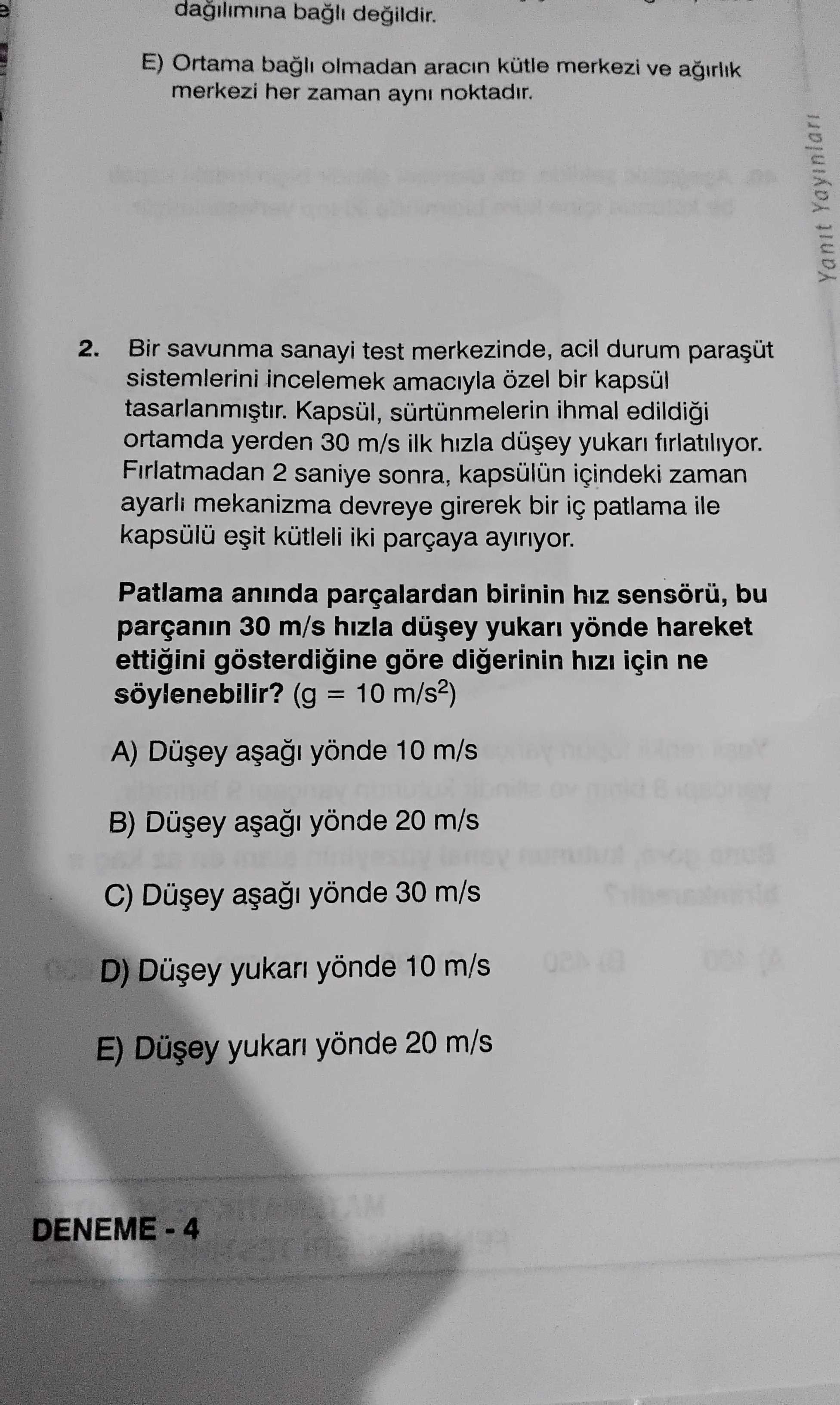 Bir savunma sanayi test merkezinde, acil durum paraşüt sistemlerini incelemek amacıyla özel bir
