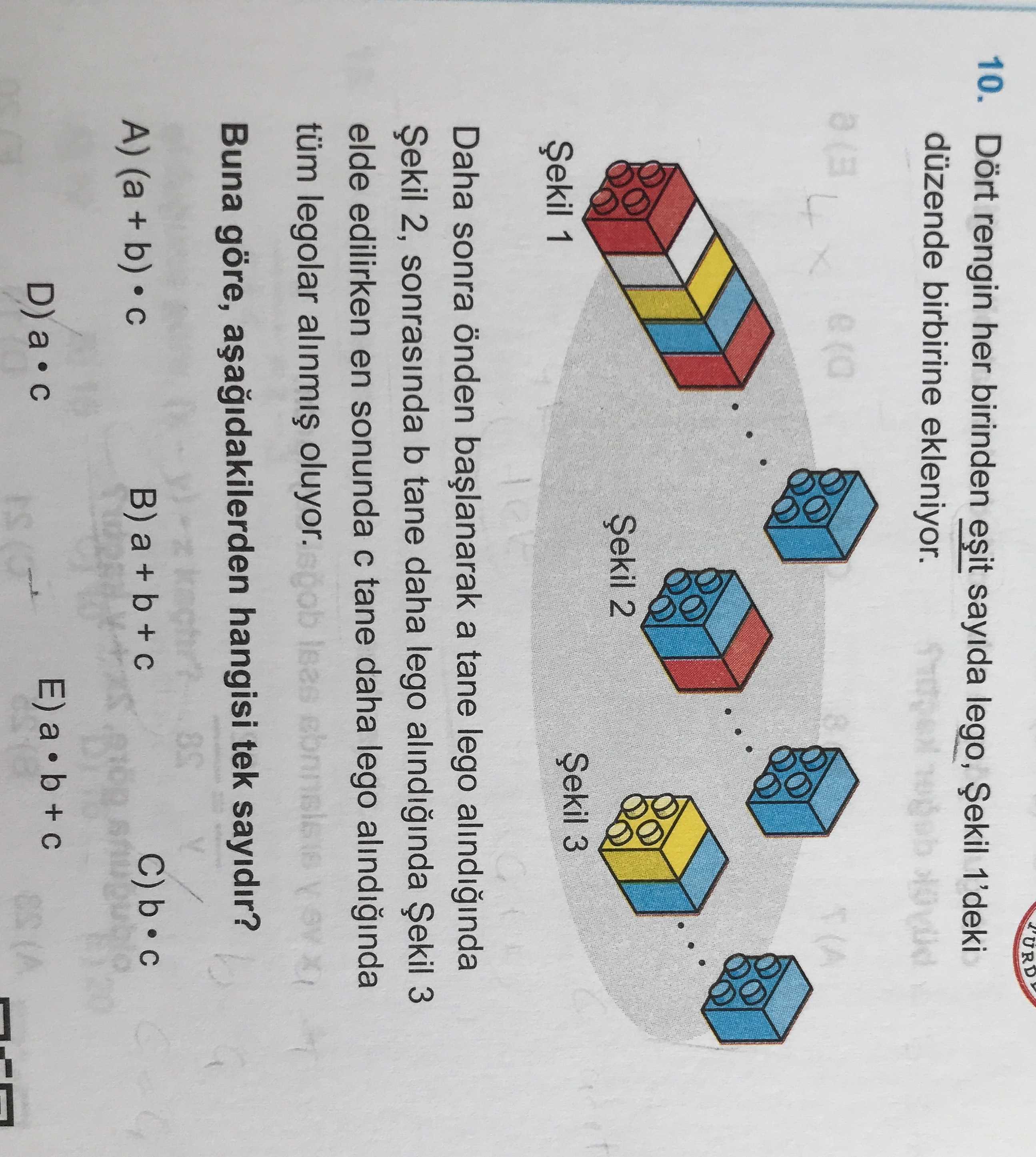 Dört rengin her birinden eşit sayıda lego, Şekil 1'deki düzende birbirine ekleniyor. Daha sonra