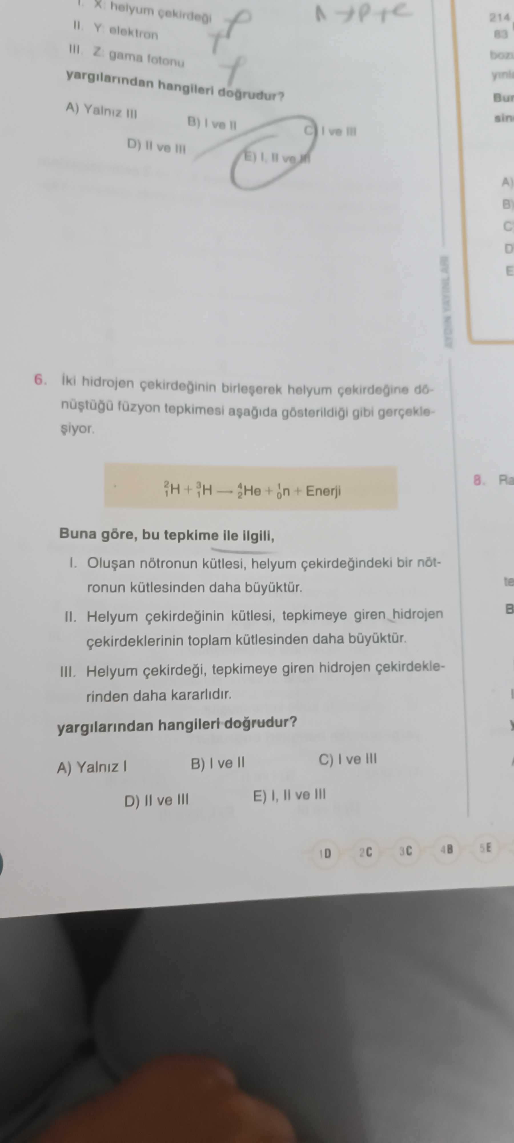İki hidrojen çekirdeğinin birleşerek helyum çekirdeğine dönüştüğü füzyon tepkimesi aşağıda