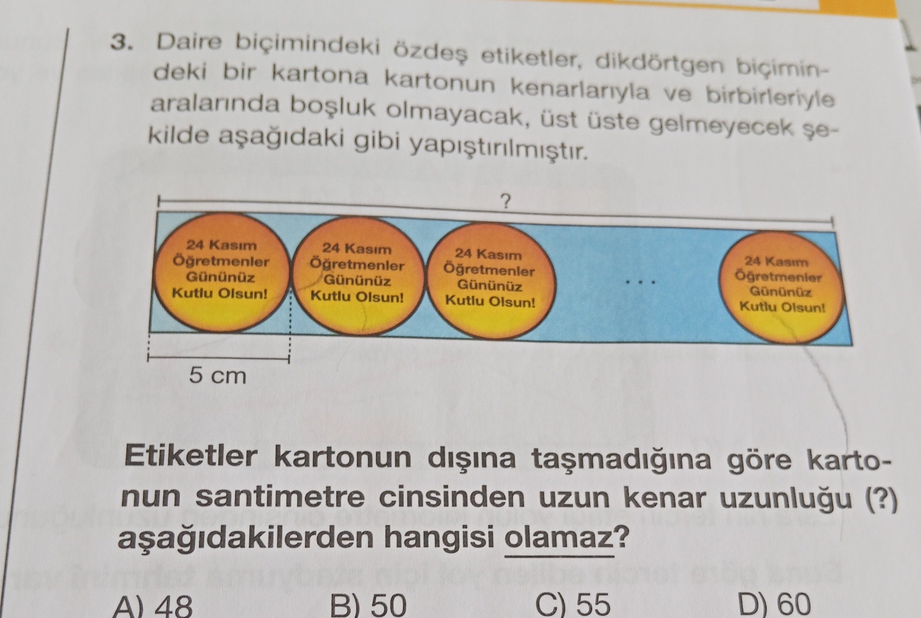 Daire biçimindeki özdeş etiketler, dikdörtgen biçimindeki bir kartona kartonun kenarlarıyla ve