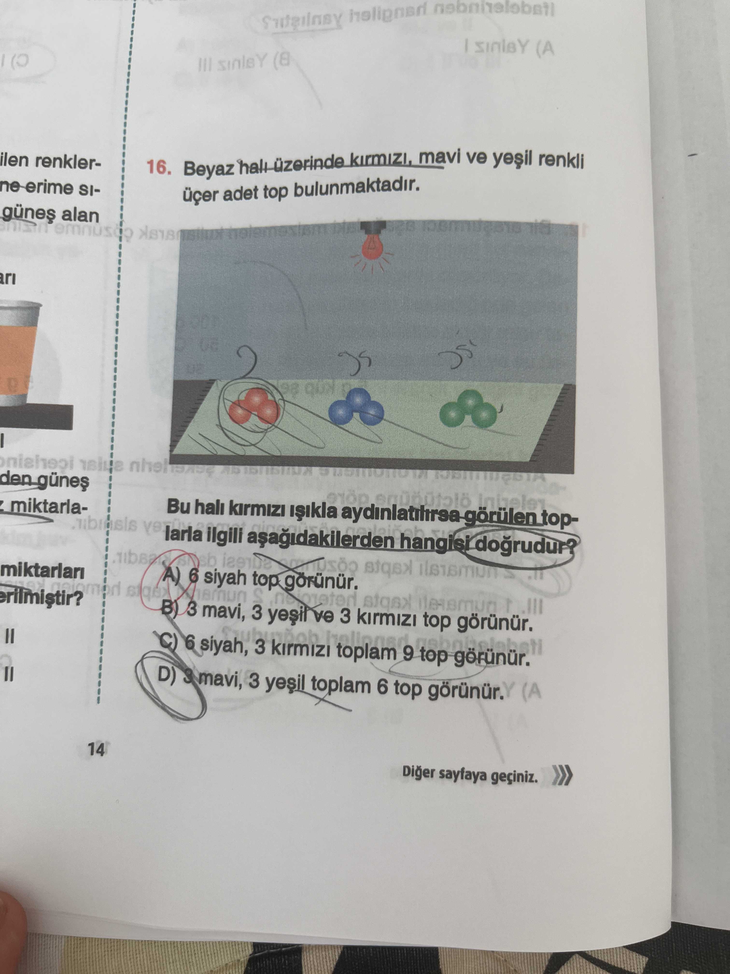 Beyaz halı üzerinde kırmızı, mavi ve yeşil renkli üçer adet top bulunmaktadır. Bu halı kırmızı