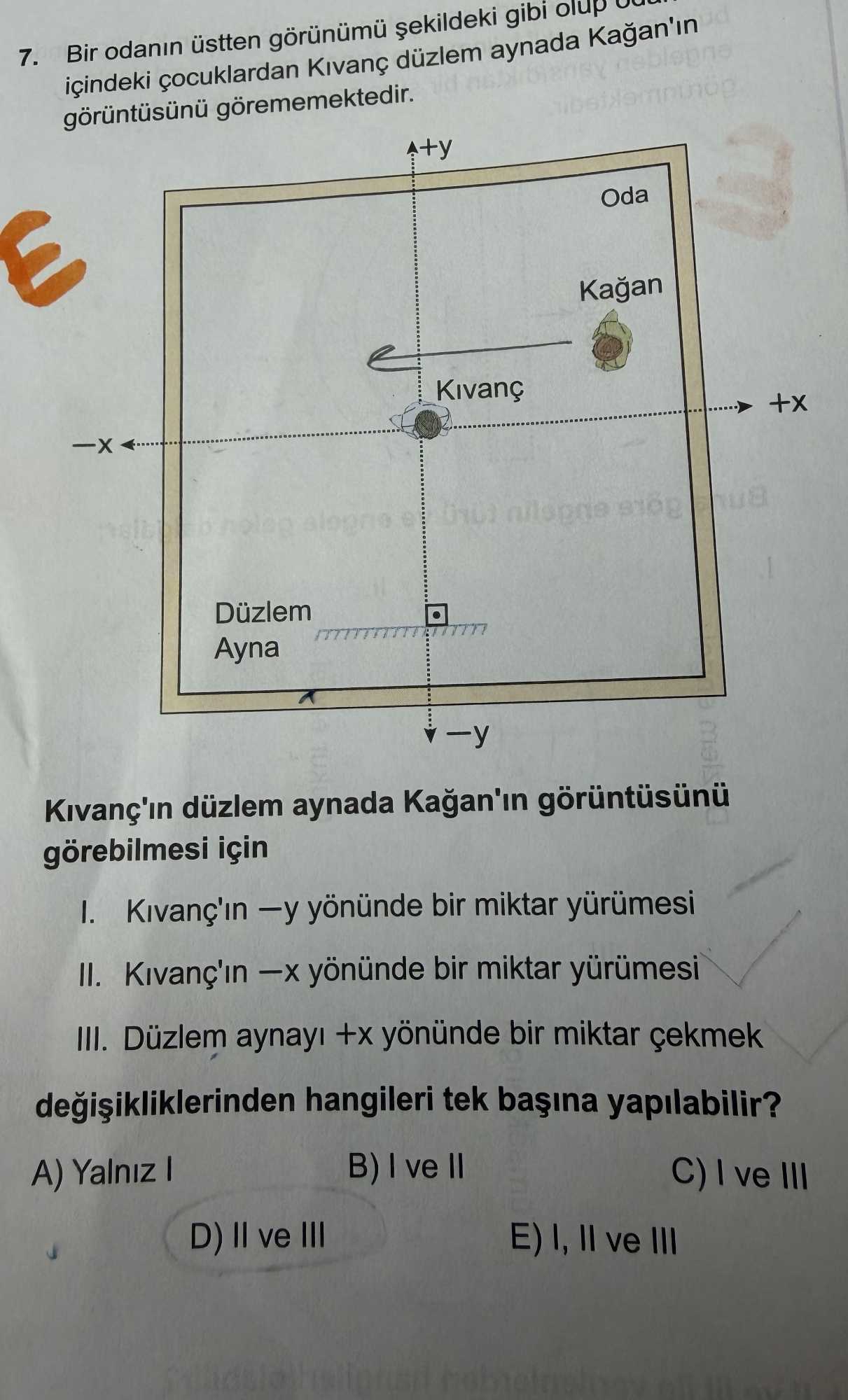 Bir odanın üstten görünümü şekildeki gibi olup odanın içindeki çocuklardan Kıvanç düzlem aynada