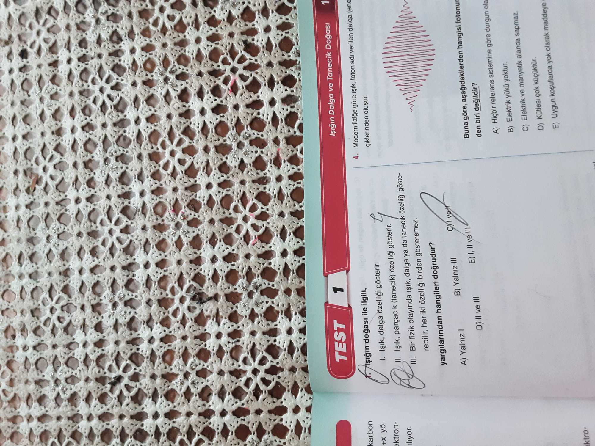Işığın doğası ile ilgili, I. Işık, dalga özelliği gösterir. II. Işık, parçacık (tanecik) özelliği