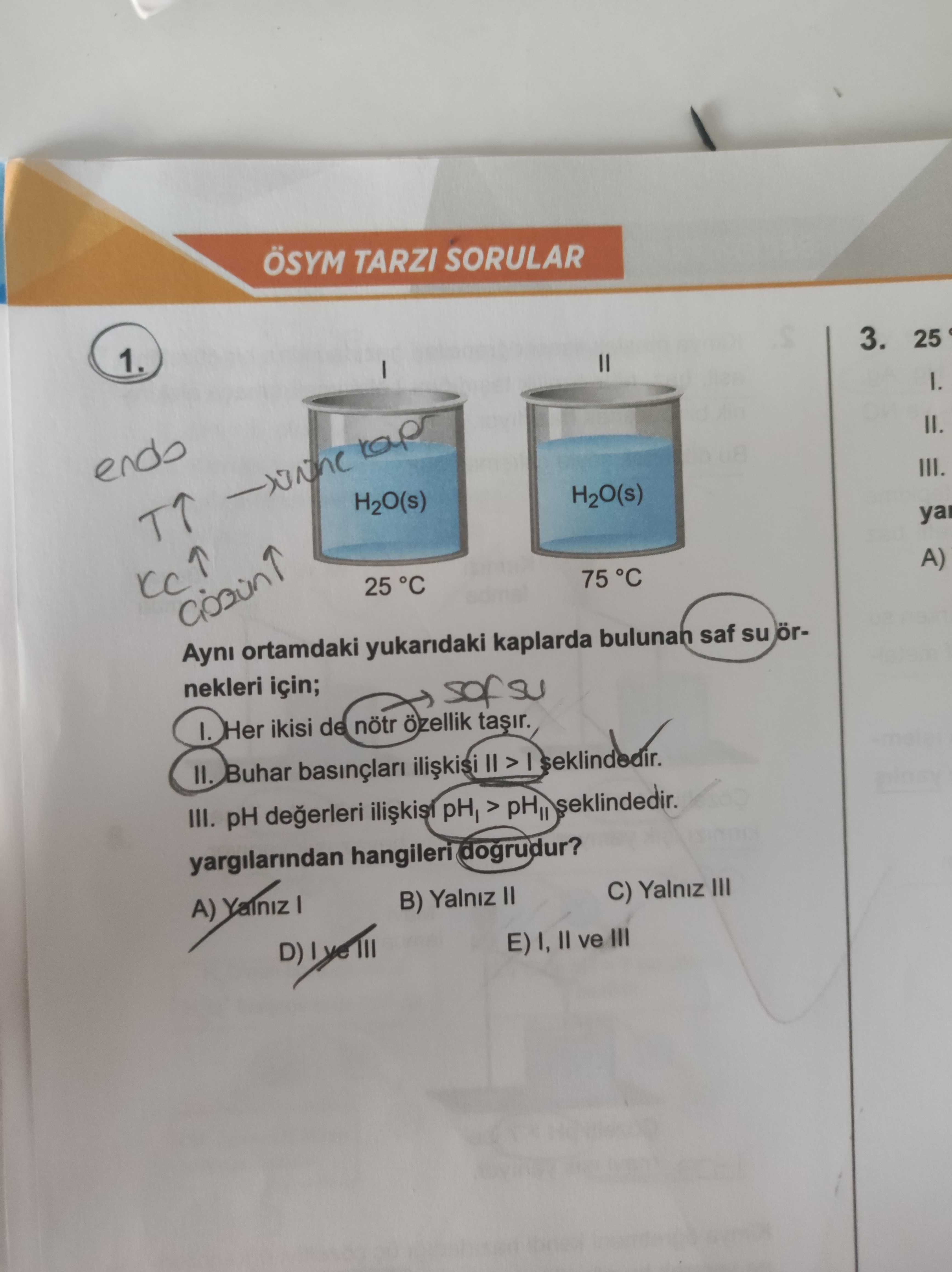 Aynı ortamdaki yukarıdaki kaplarda bulunan saf su örnekleri için; I. Her ikisi de nötr özellik