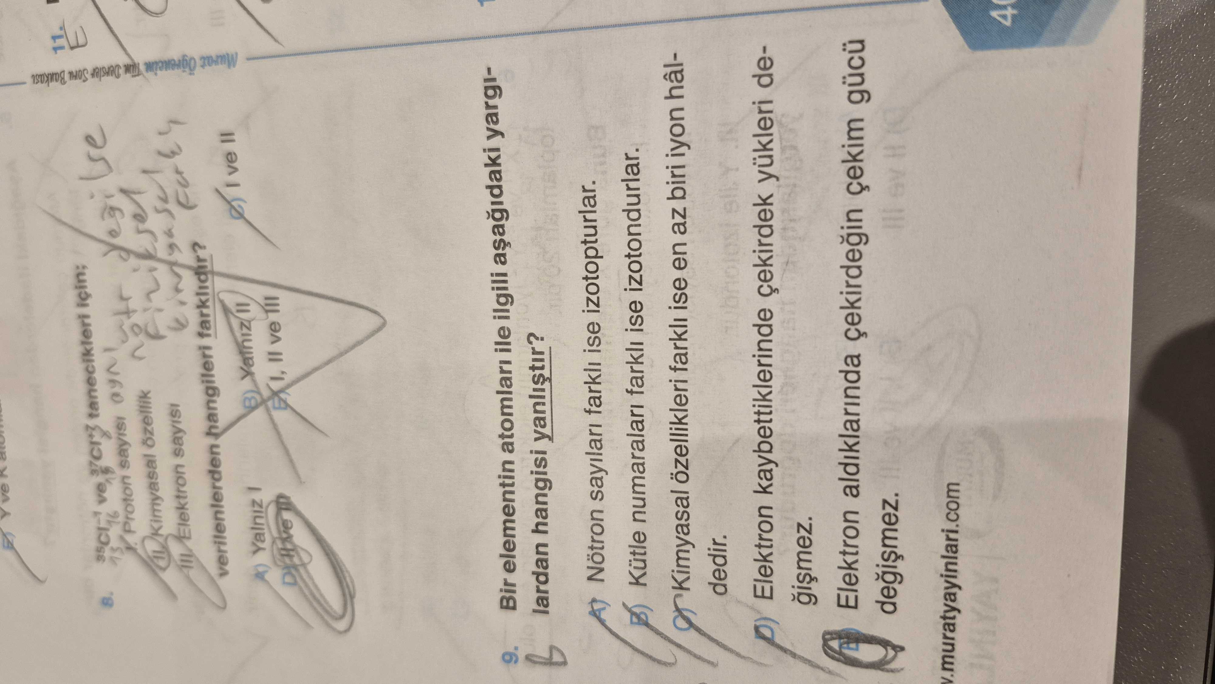Bir elementin atomları ile ilgili aşağıdaki yargılardan hangisi yanlıştır?