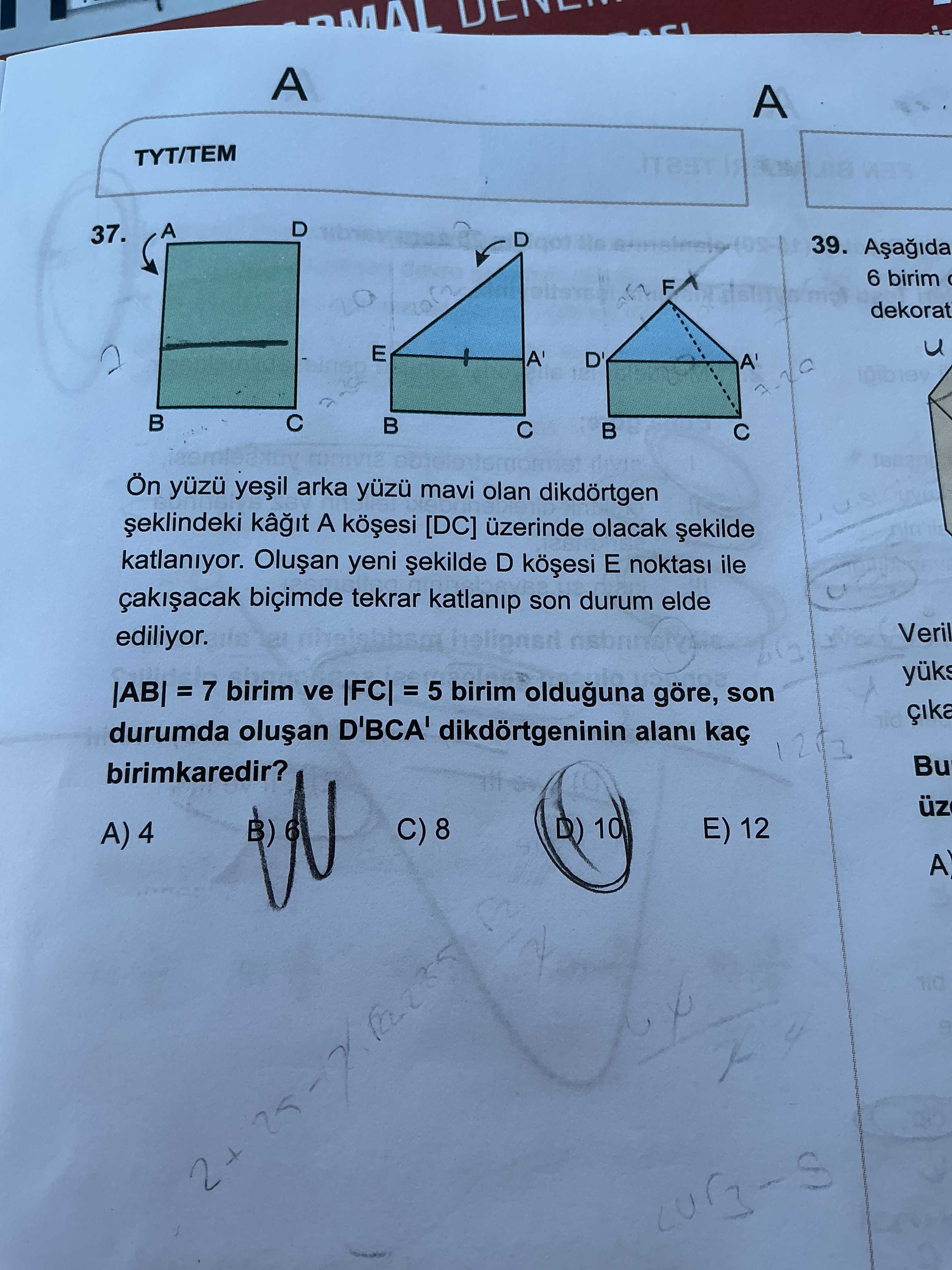 Ön yüzü yeşil arka yüzü mavi olan dikdörtgen şeklindeki kâğıt A köşesi [DC] üzerinde olacak şekilde