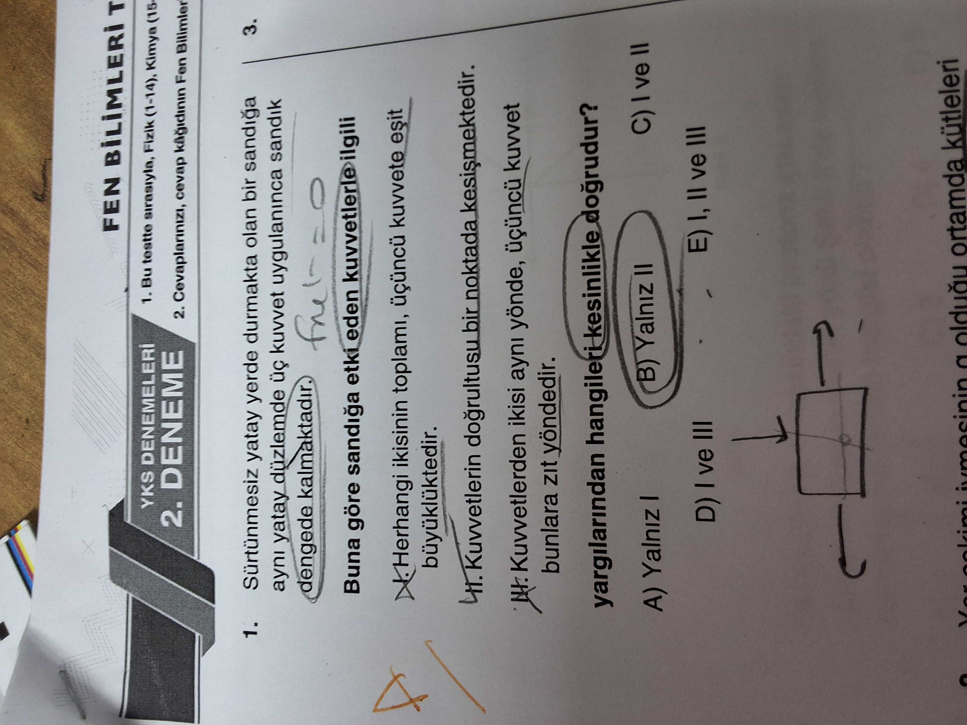 Sürtünmesiz yatay yerde durmakta olan bir sandığa aynı yatay düzlemde üç kuvvet uygulanınca sandık