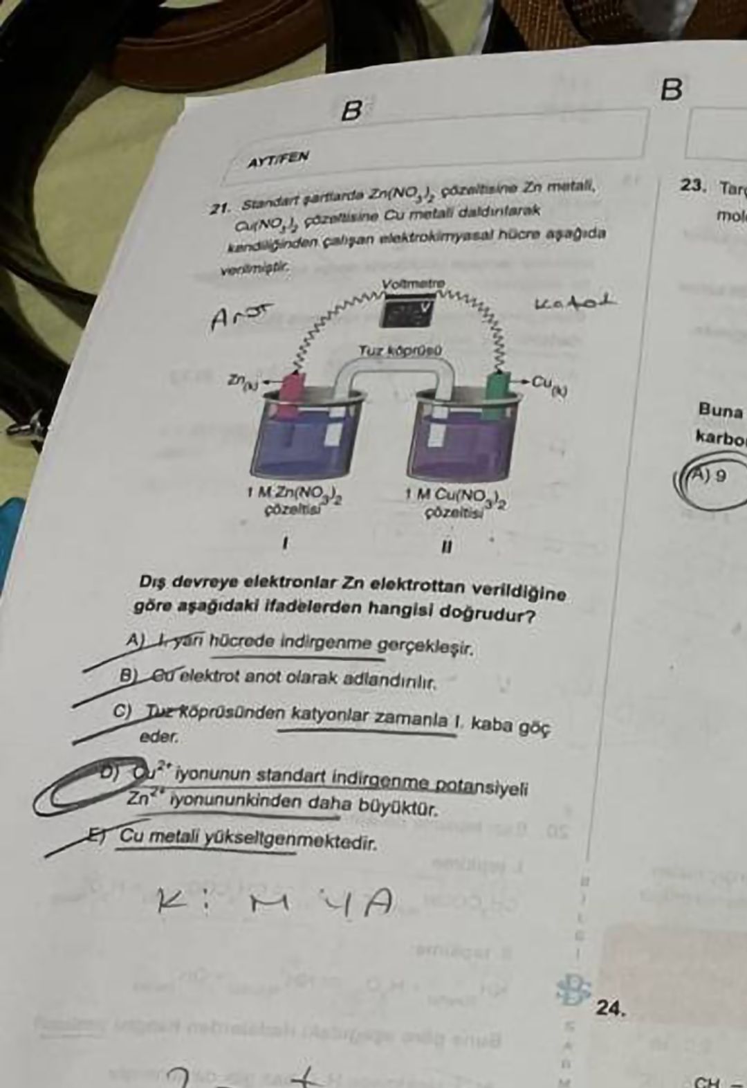 Standart şartlarda Zn(NO₃)₂ çözeltisine Zn metali, Cu(NO₃)₂ çözeltisine Cu metali daldırılarak