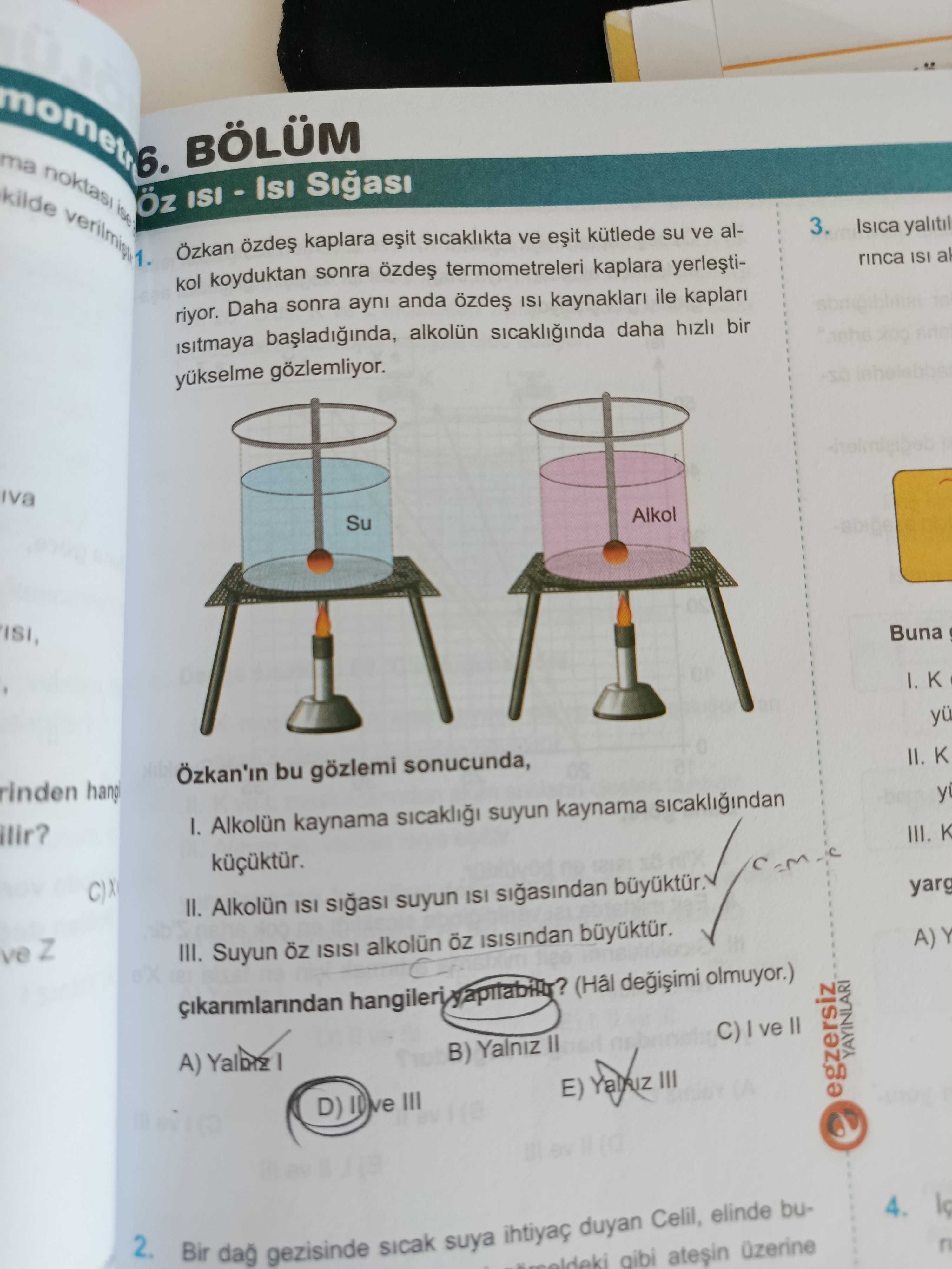 Özkan özdeş kaplara eşit sıcaklıkta ve eşit kütlede su ve alkol koyduktan sonra özdeş termometreleri