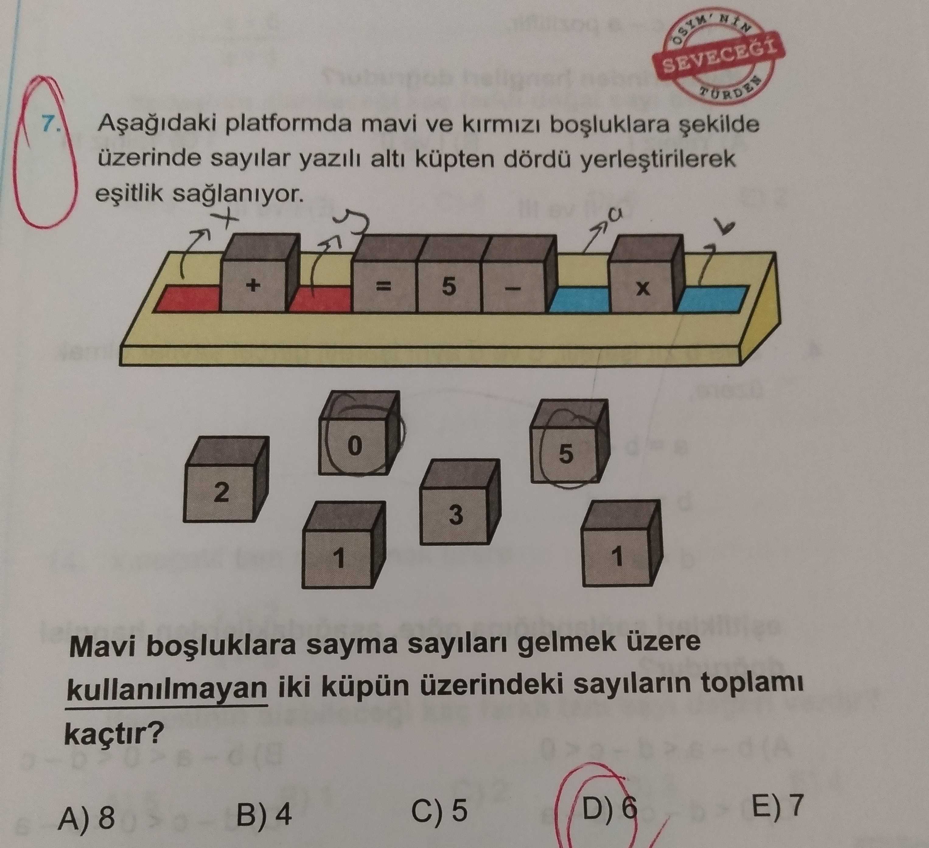 Aşağıdaki platformda mavi ve kırmızı boşluklara şekilde üzerinde sayılar yazılı altı küpten dördü