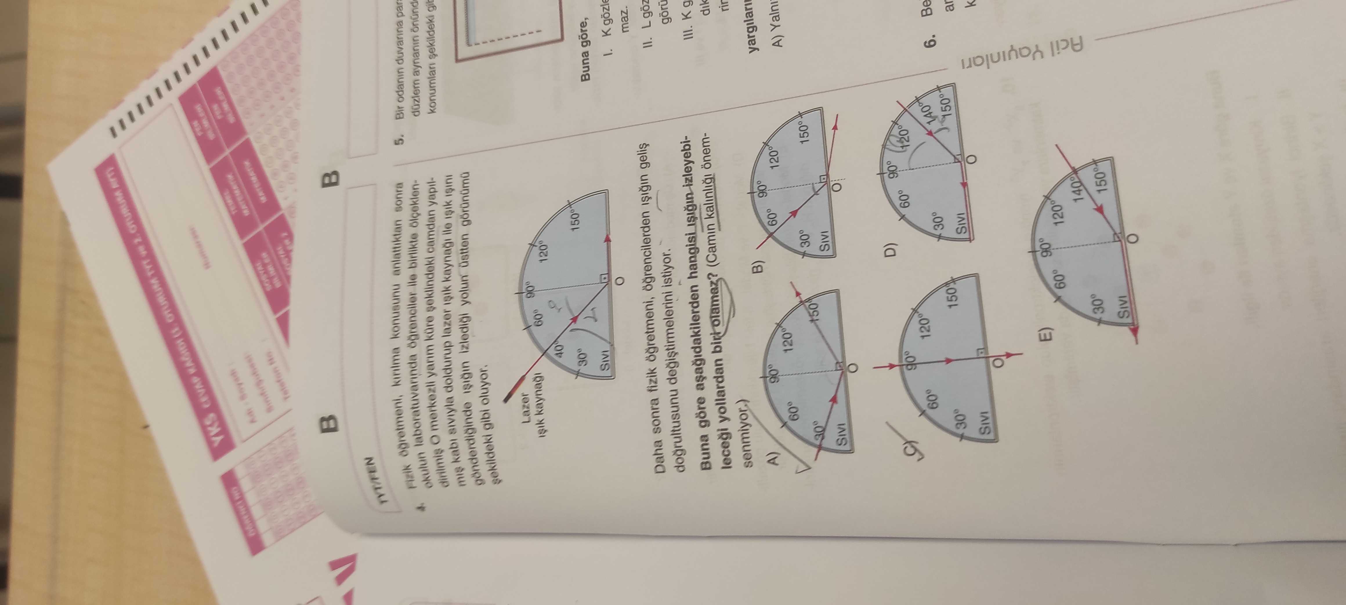 Fizik öğretmeni, kırılma konusunu anlattıktan sonra okulun laboratuvarında öğrenciler ile birlikte