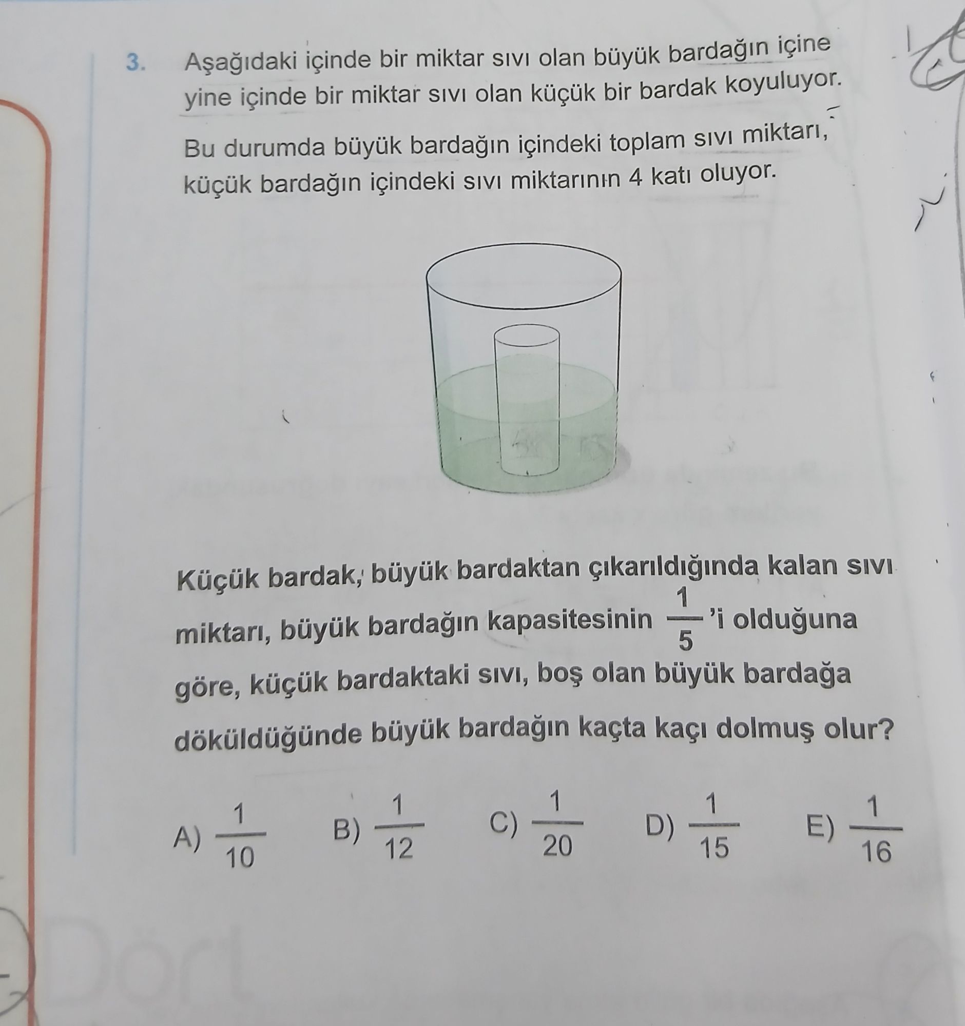Aşağıdaki içinde bir miktar sıvı olan büyük bardağın içine yine içinde bir miktar sıvı olan küçük