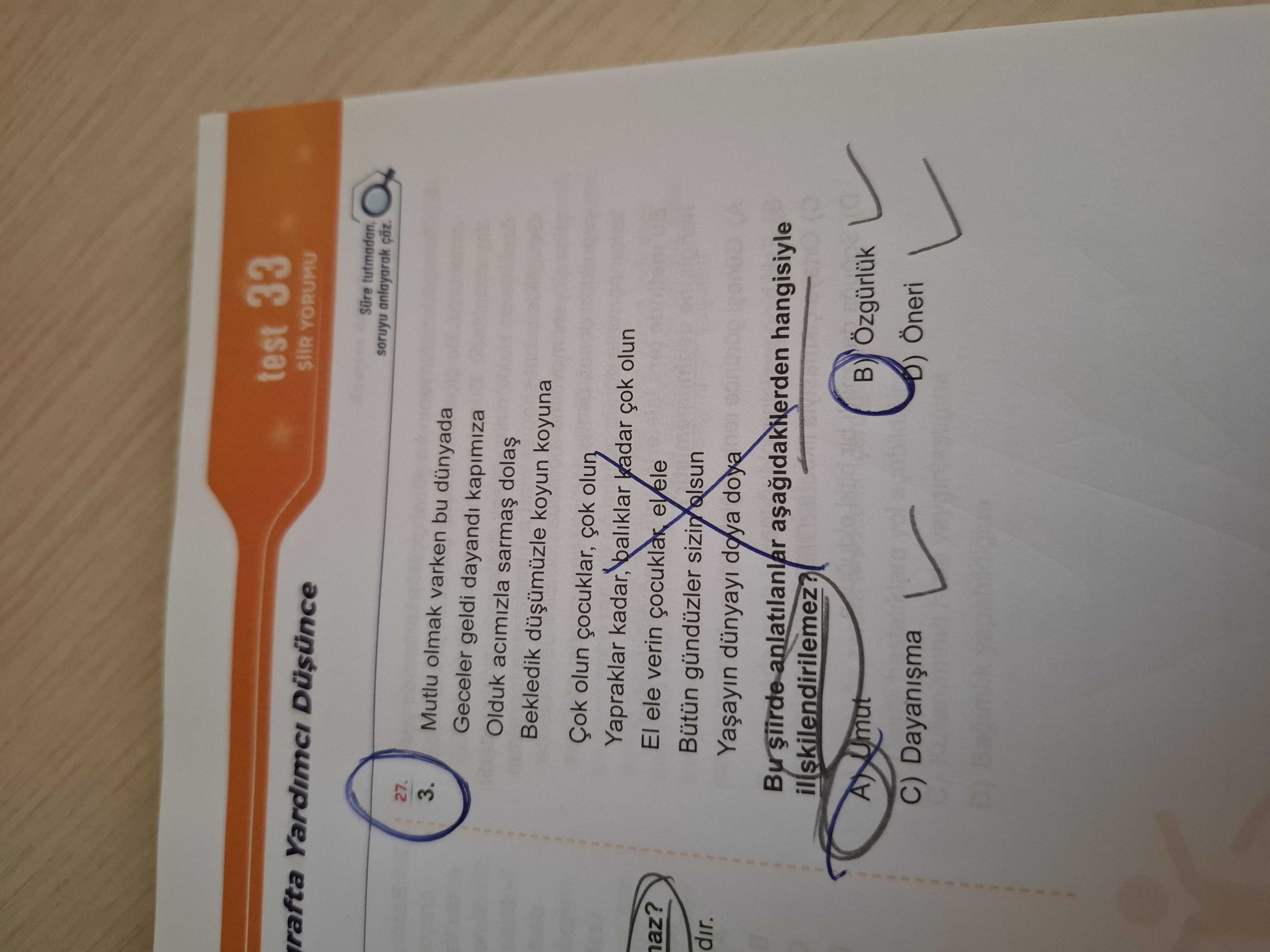 Mutlu olmak varken bu dünyada Geceler geldi dayandı kapımıza Olduk acımızla sarmaş dolaş Bekledik