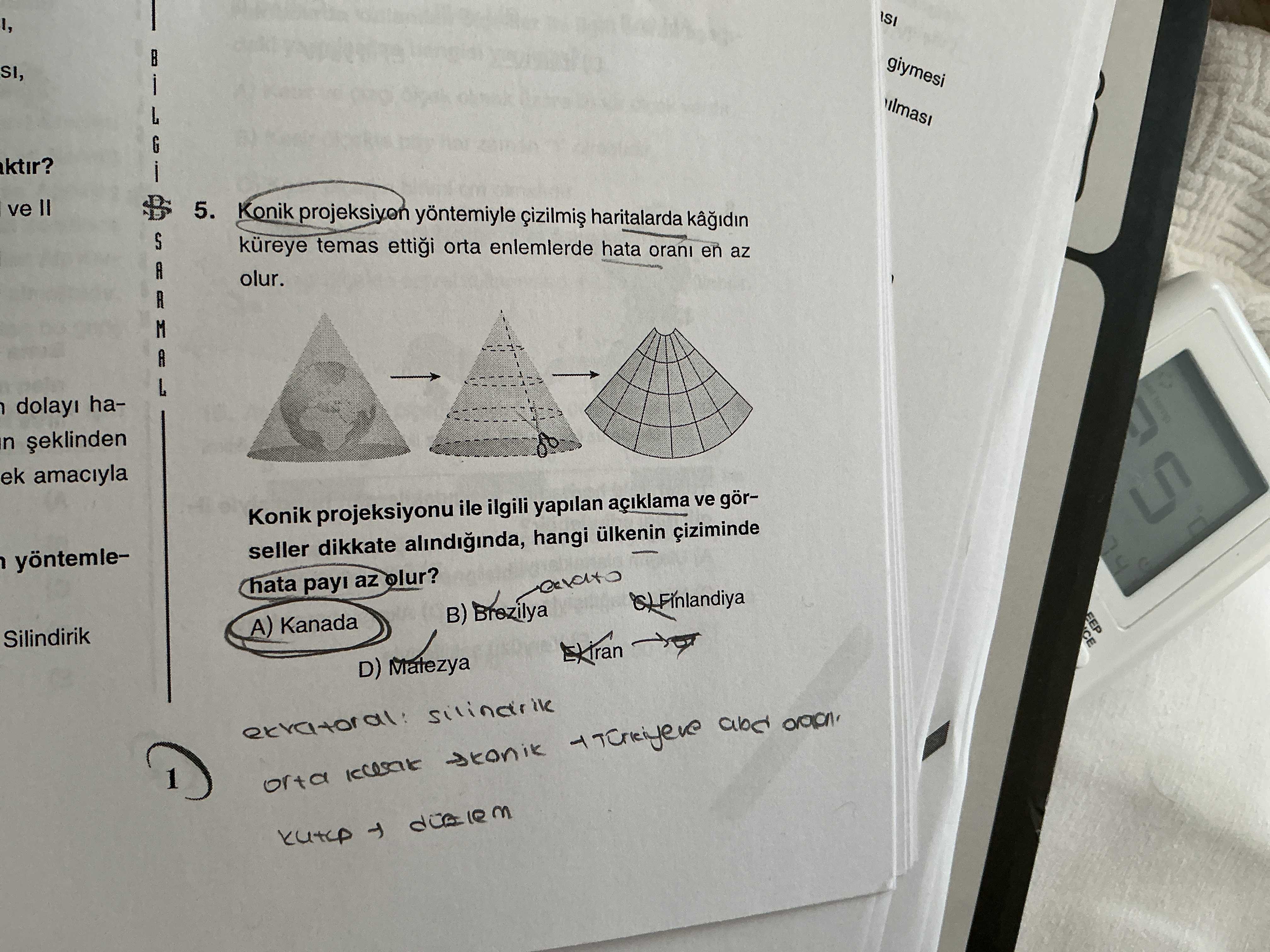 Konik projeksiyon yöntemiyle çizilmiş haritalarda kâğıdın küreye temas ettiği orta enlemlerde hata