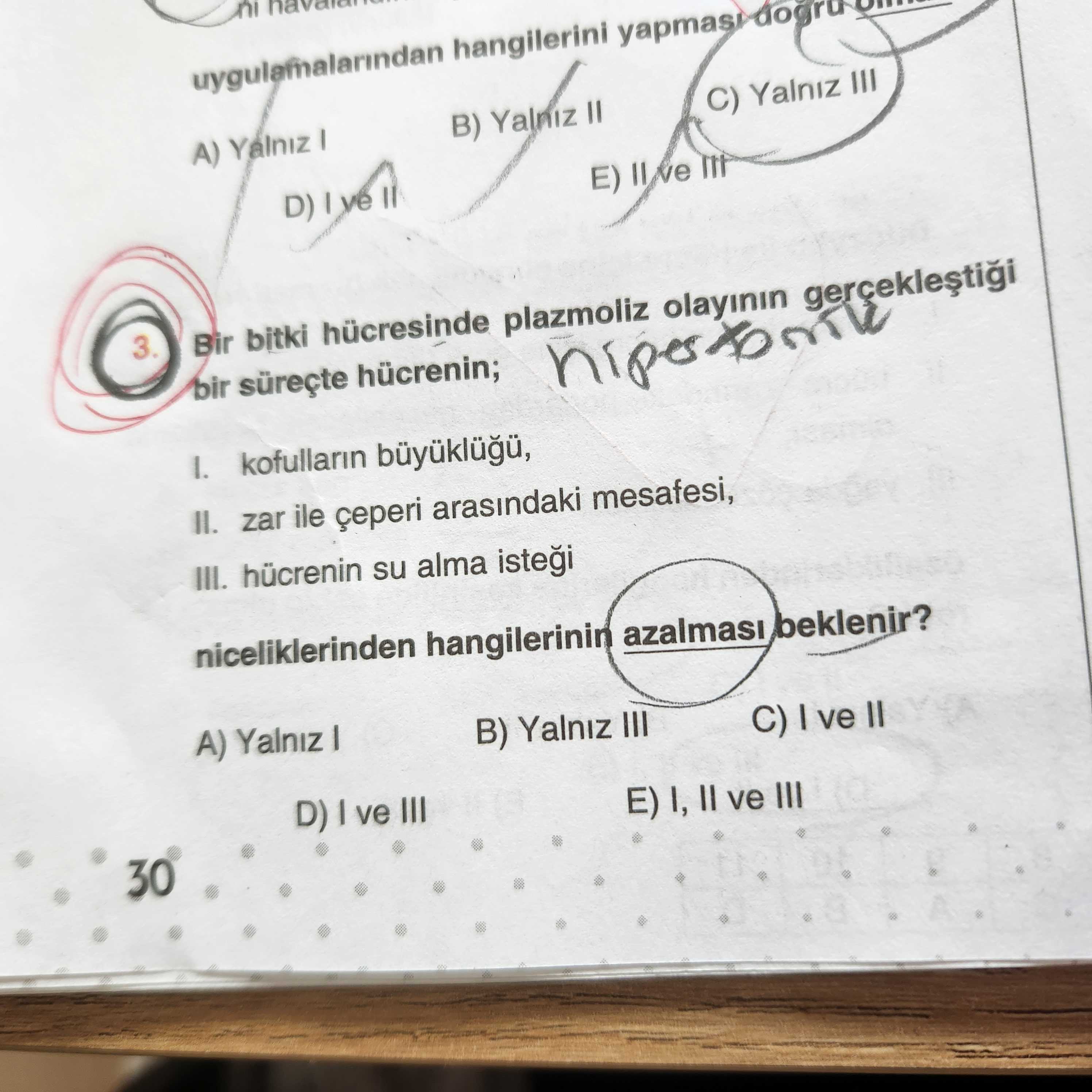 Bir bitki hücresinde plazmoliz olayının gerçekleştiği bir süreçte hücrenin; I. kofulların büyüklüğü
