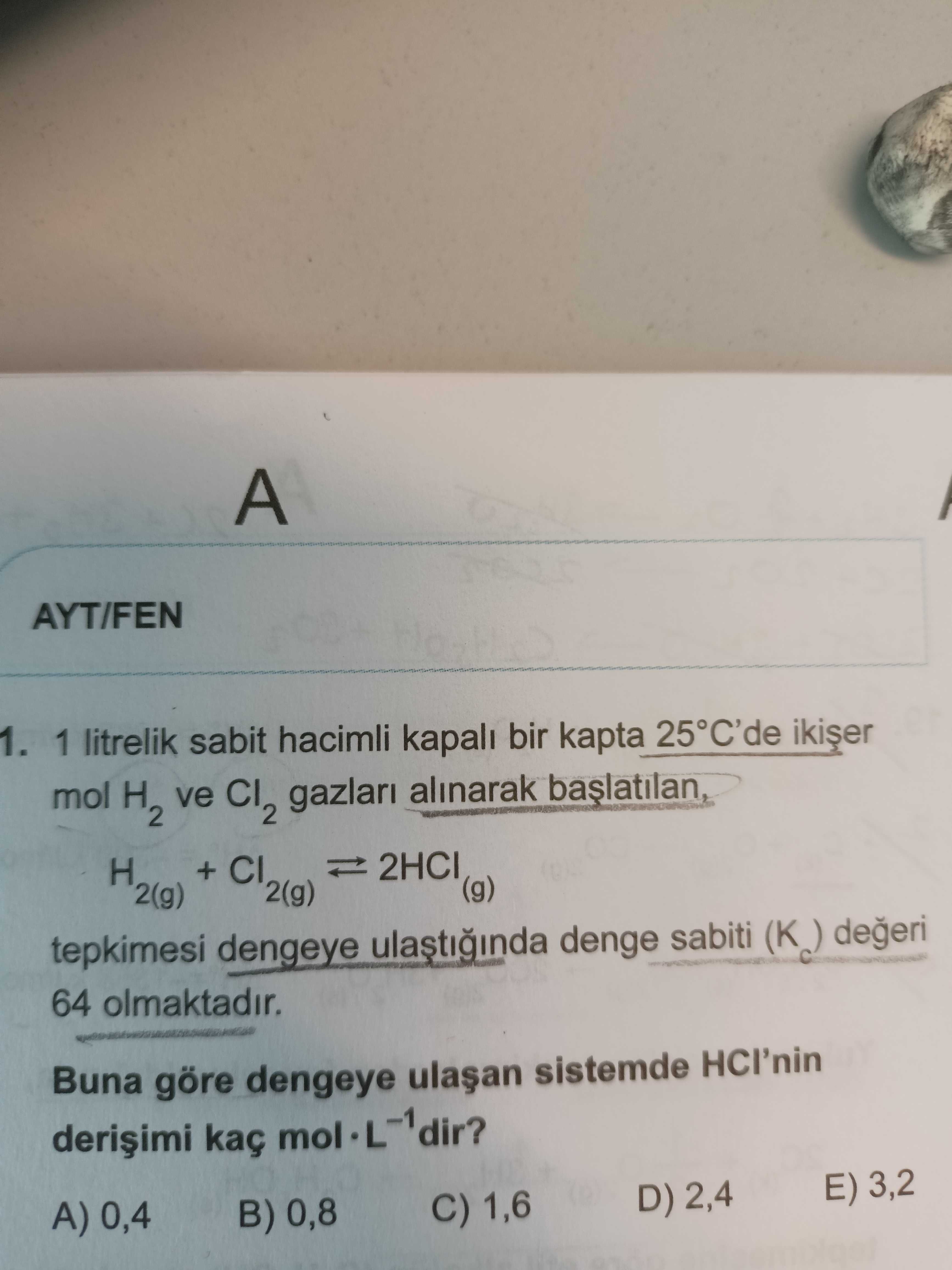 1 litrelik sabit hacimli kapalı bir kapta 25°C'de ikişer mol H₂ ve Cl₂ gazları alınarak başlatılan