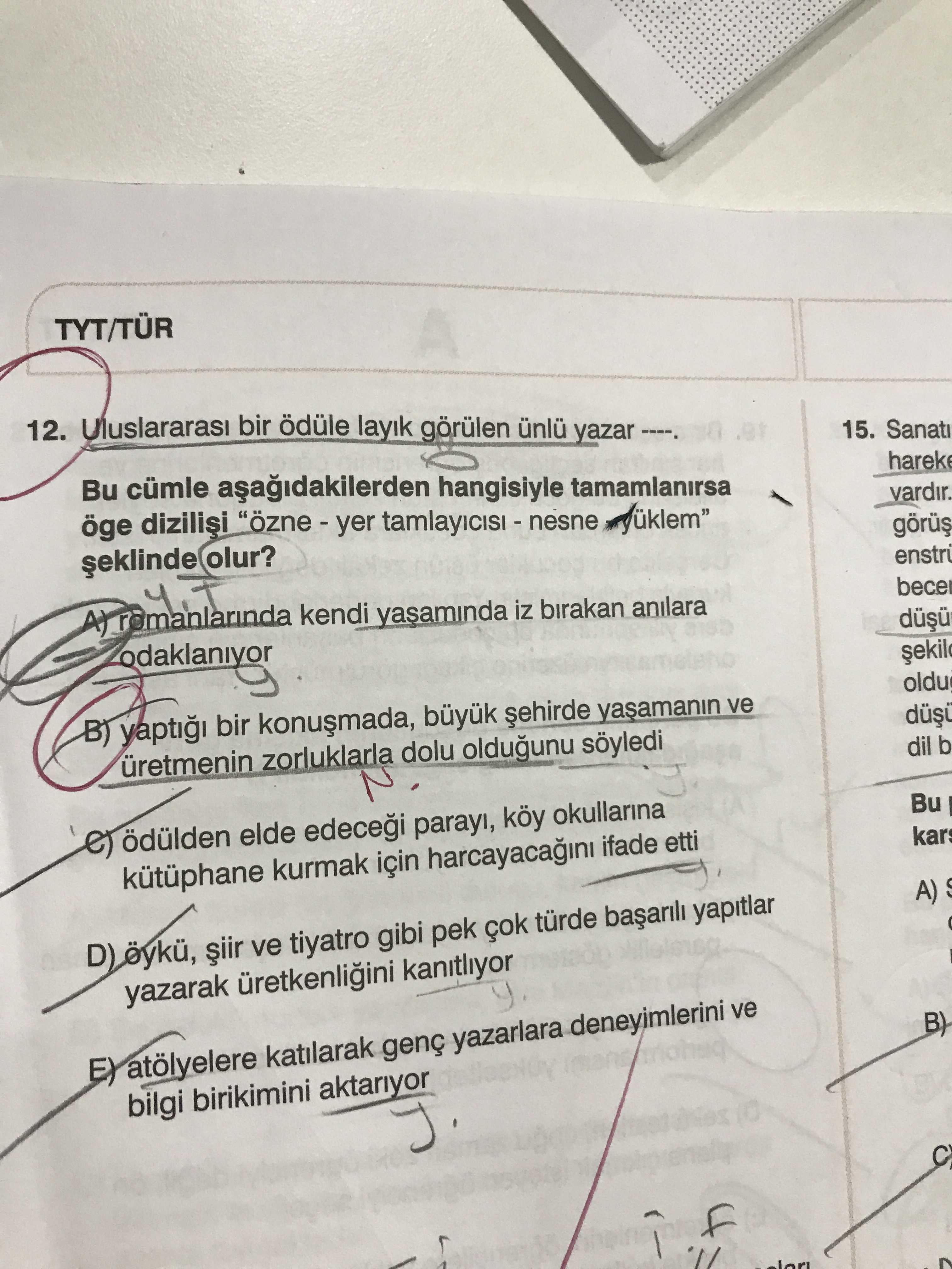 Uluslararası bir ödüle layık görülen ünlü yazar ----. Bu cümle aşağıdakilerden hangisiyle