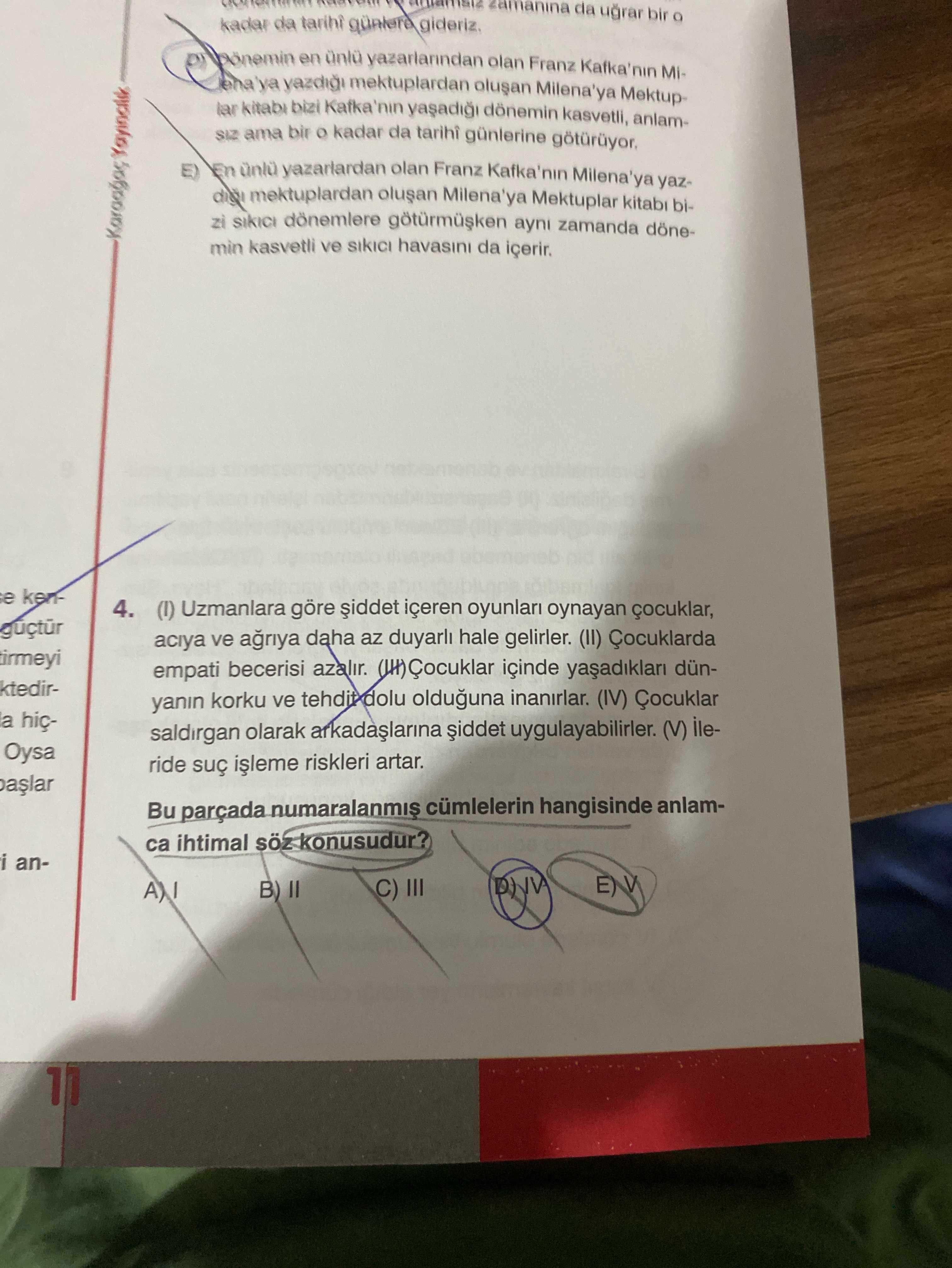 (I) Uzmanlara göre şiddet içeren oyunları oynayan çocuklar, acıya ve ağrıya daha az duyarlı hale