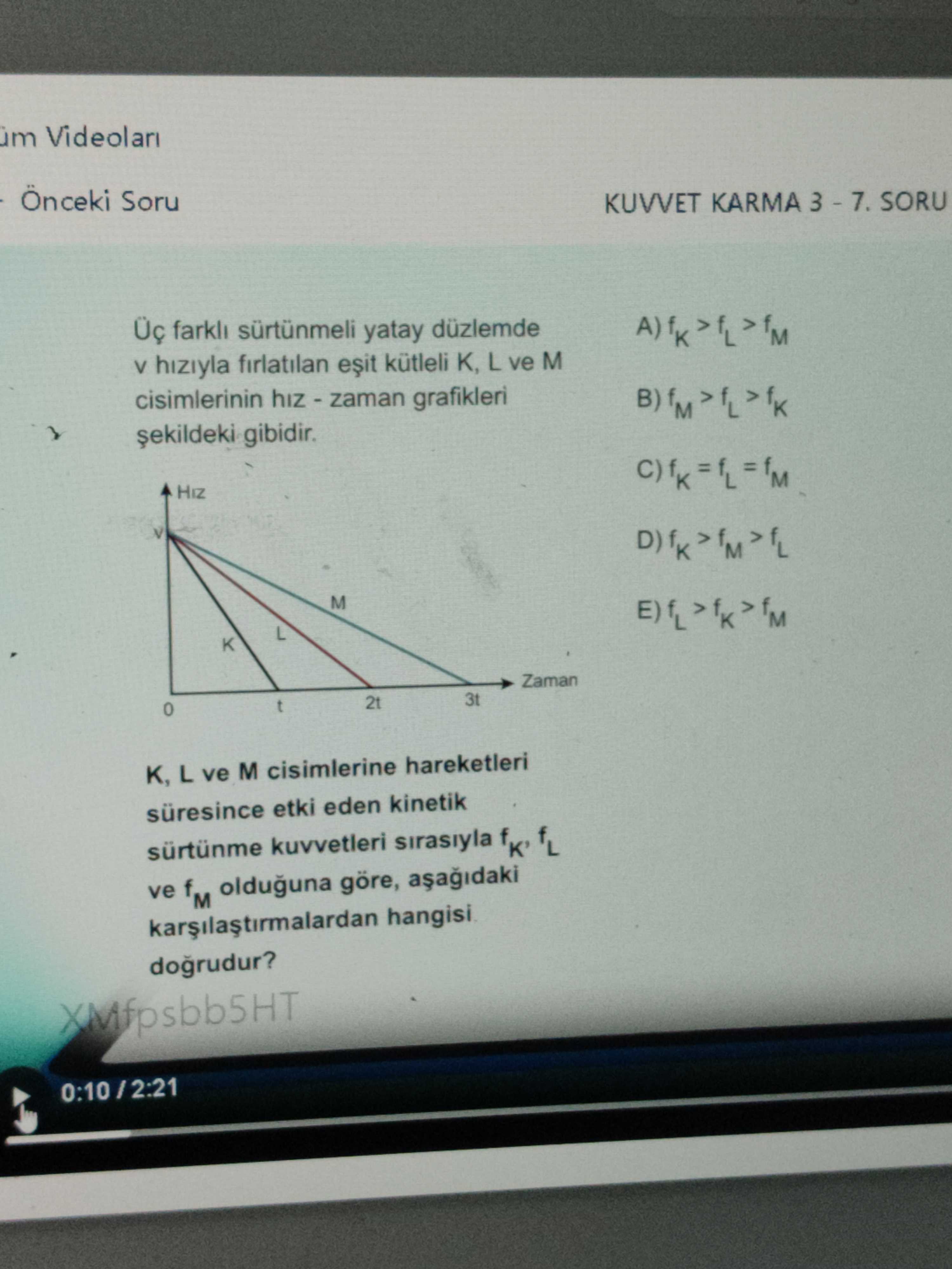 Üç farklı sürtünmeli yatay düzlemde v hızıyla fırlatılan eşit kütleli K, L ve M cisimlerinin hız