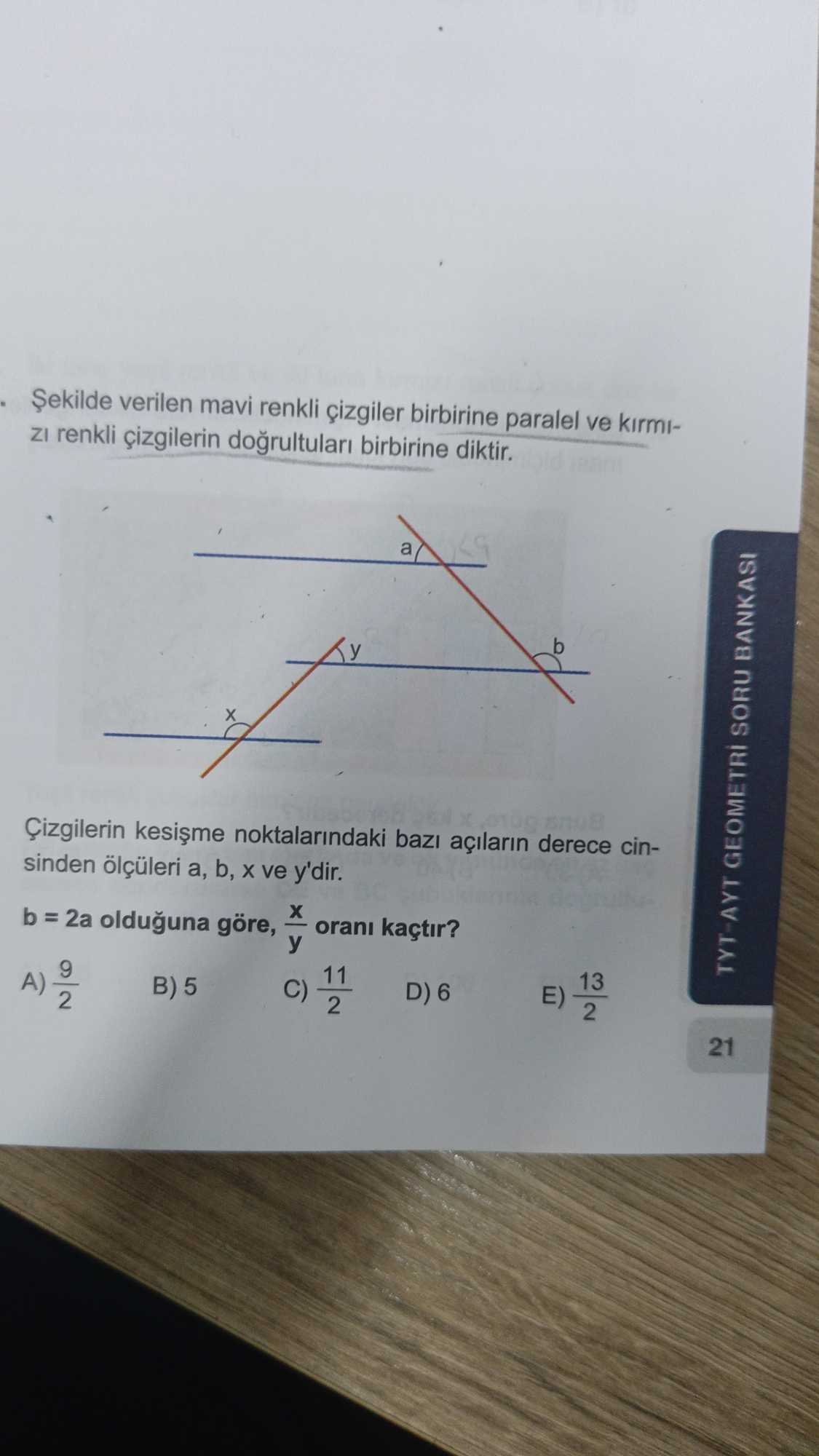 Şekilde verilen mavi renkli çizgiler birbirine paralel ve kırmızı renkli çizgilerin doğrultuları