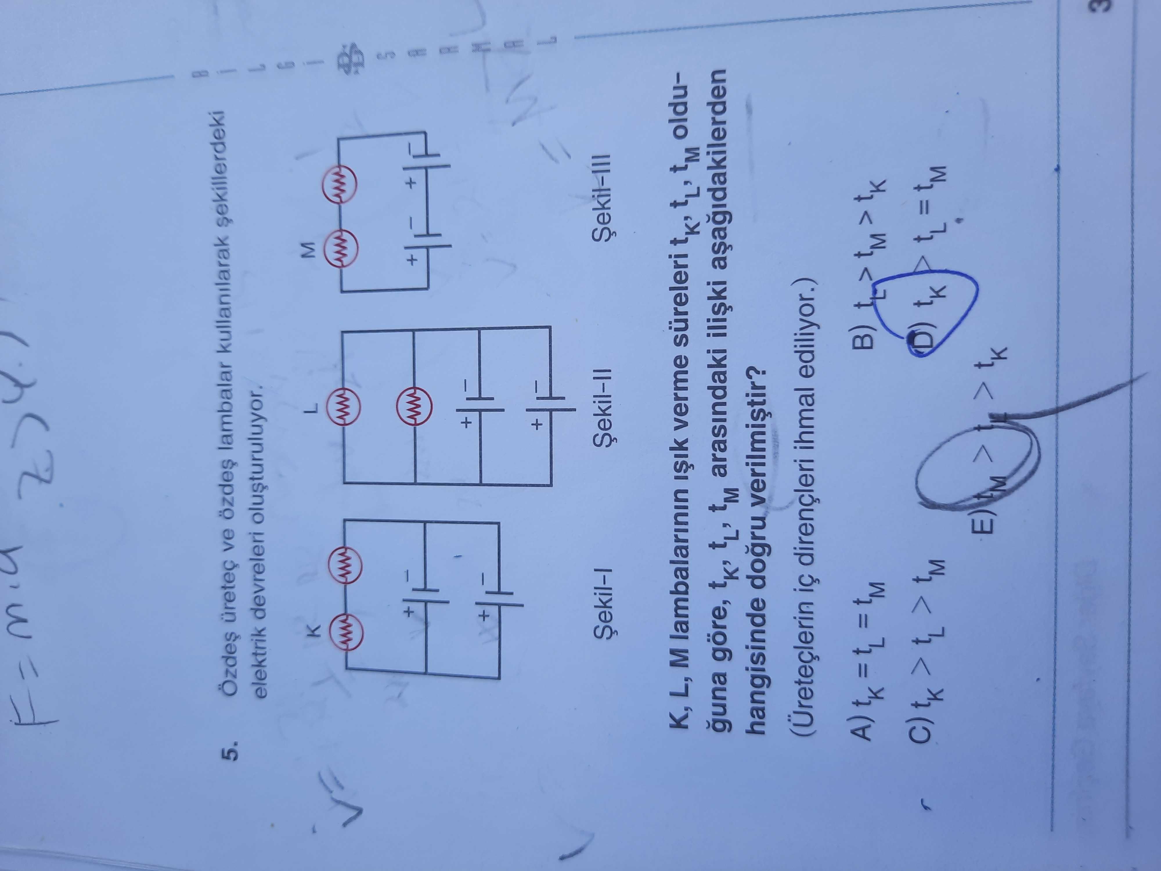 Özdeş üreteç ve özdeş lambalar kullanılarak şekillerdeki elektrik devreleri oluşturuluyor. K, L, M