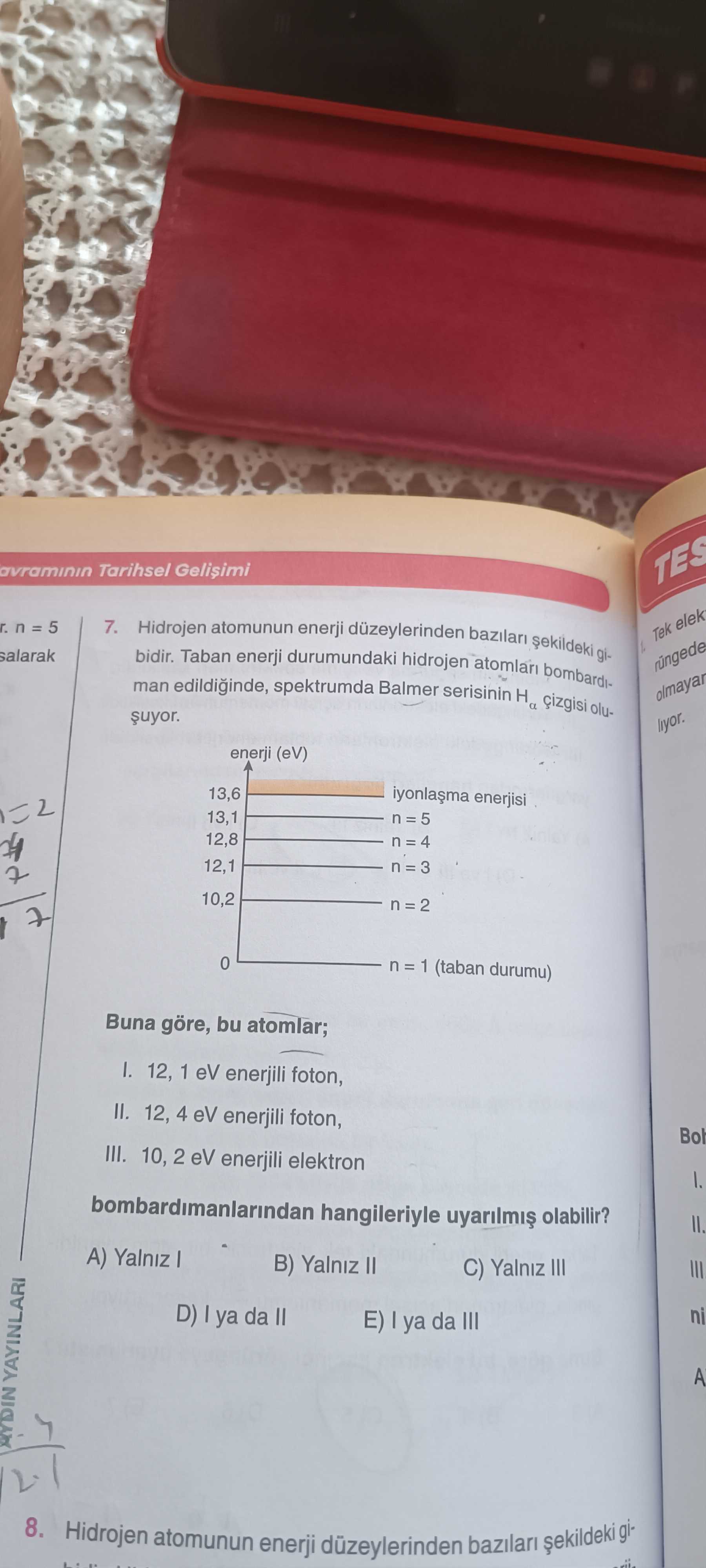Hidrojen atomunun enerji düzeylerinden bazıları şekildeki gibidir. Taban enerji durumundaki hidrojen
