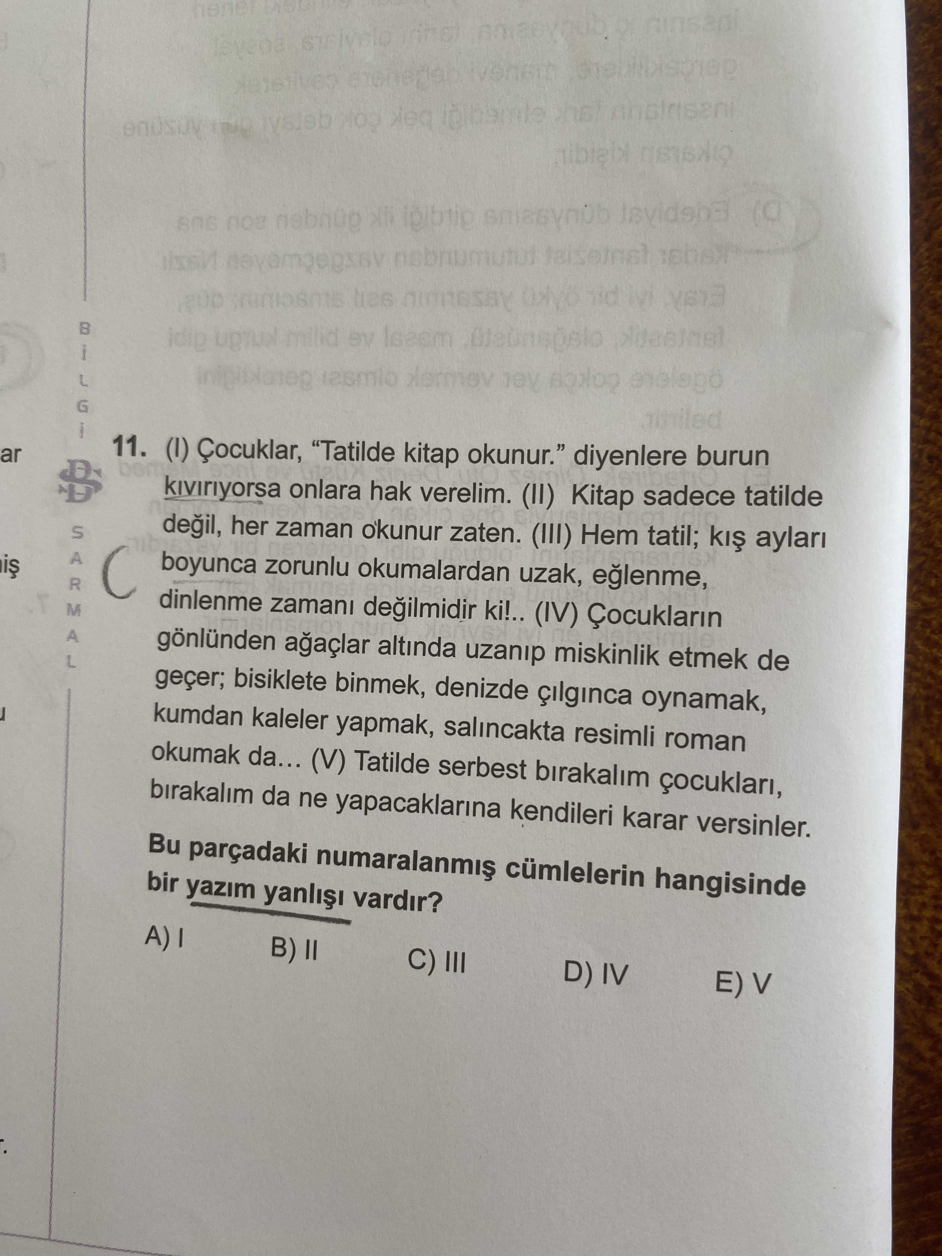 (I) Çocuklar, "Tatilde kitap okunur." diyenlere burun kıvırıyorsa onlara hak verelim. (II) Kitap
