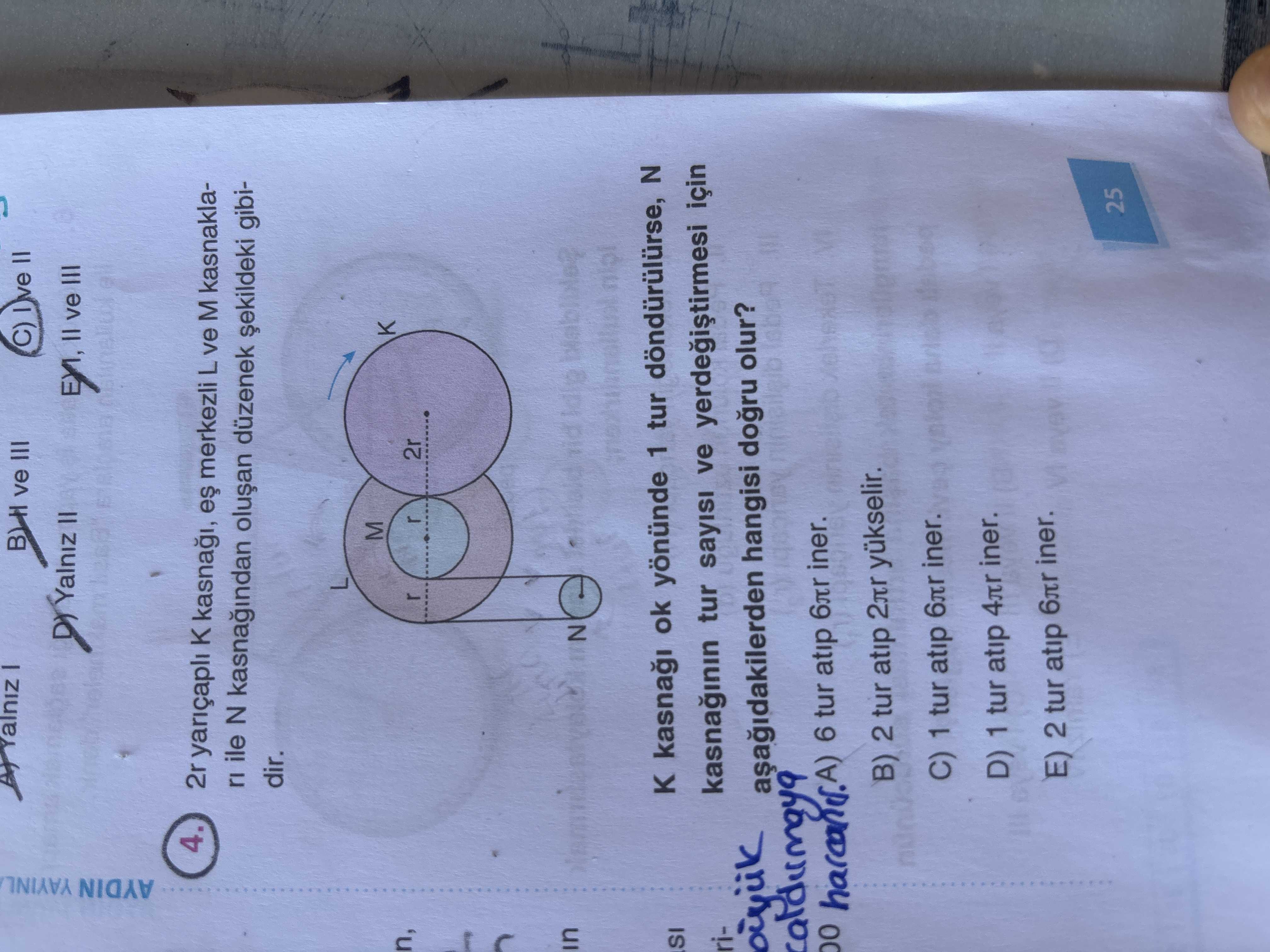 2r yarıçaplı K kasnağı, eş merkezli L ve M kasnaklarını ile N kasnağından oluşan düzenek şekildeki