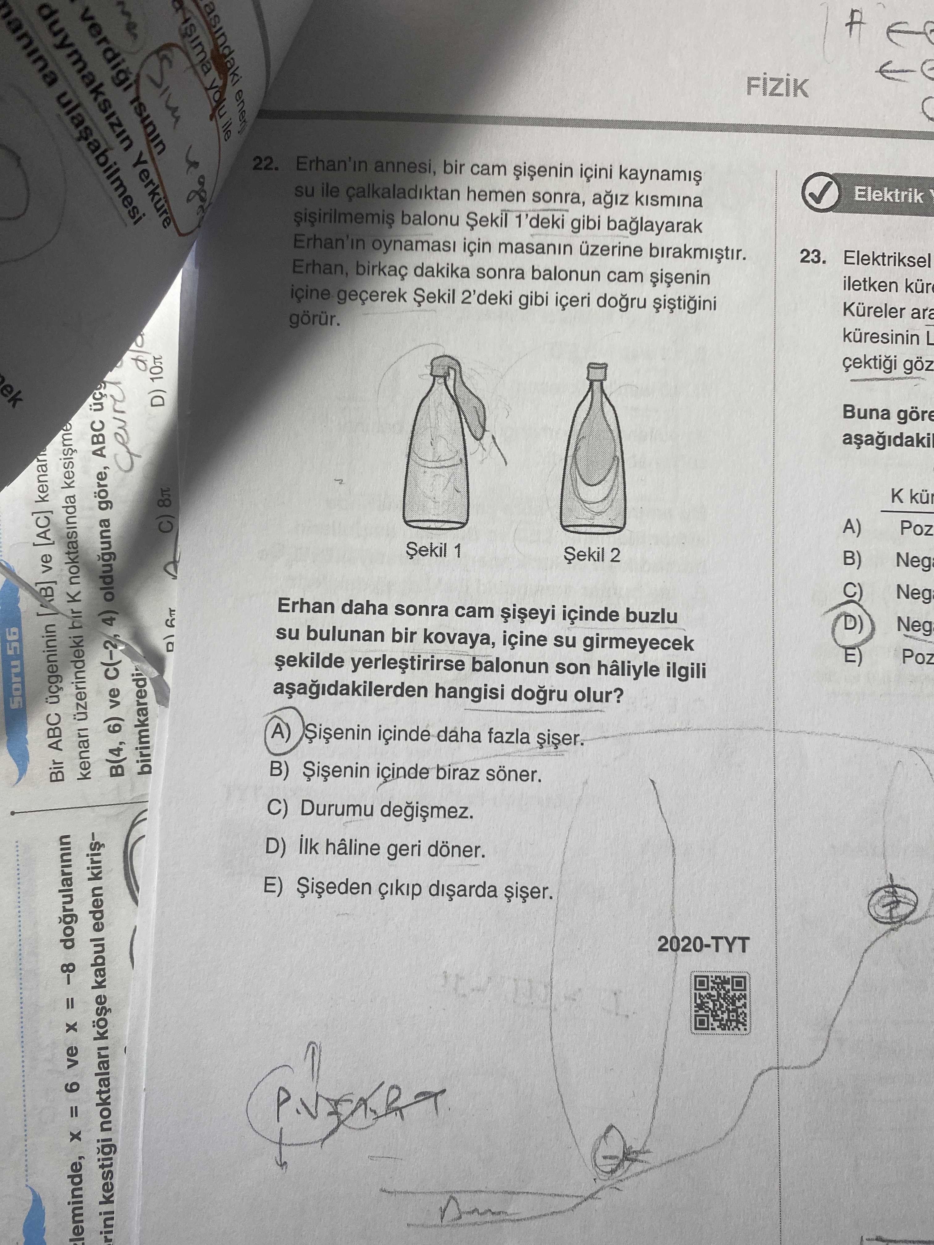 Erhan'ın annesi, bir cam şişenin içini kaynamış su ile çalkaladıktan hemen sonra, ağız kısmına