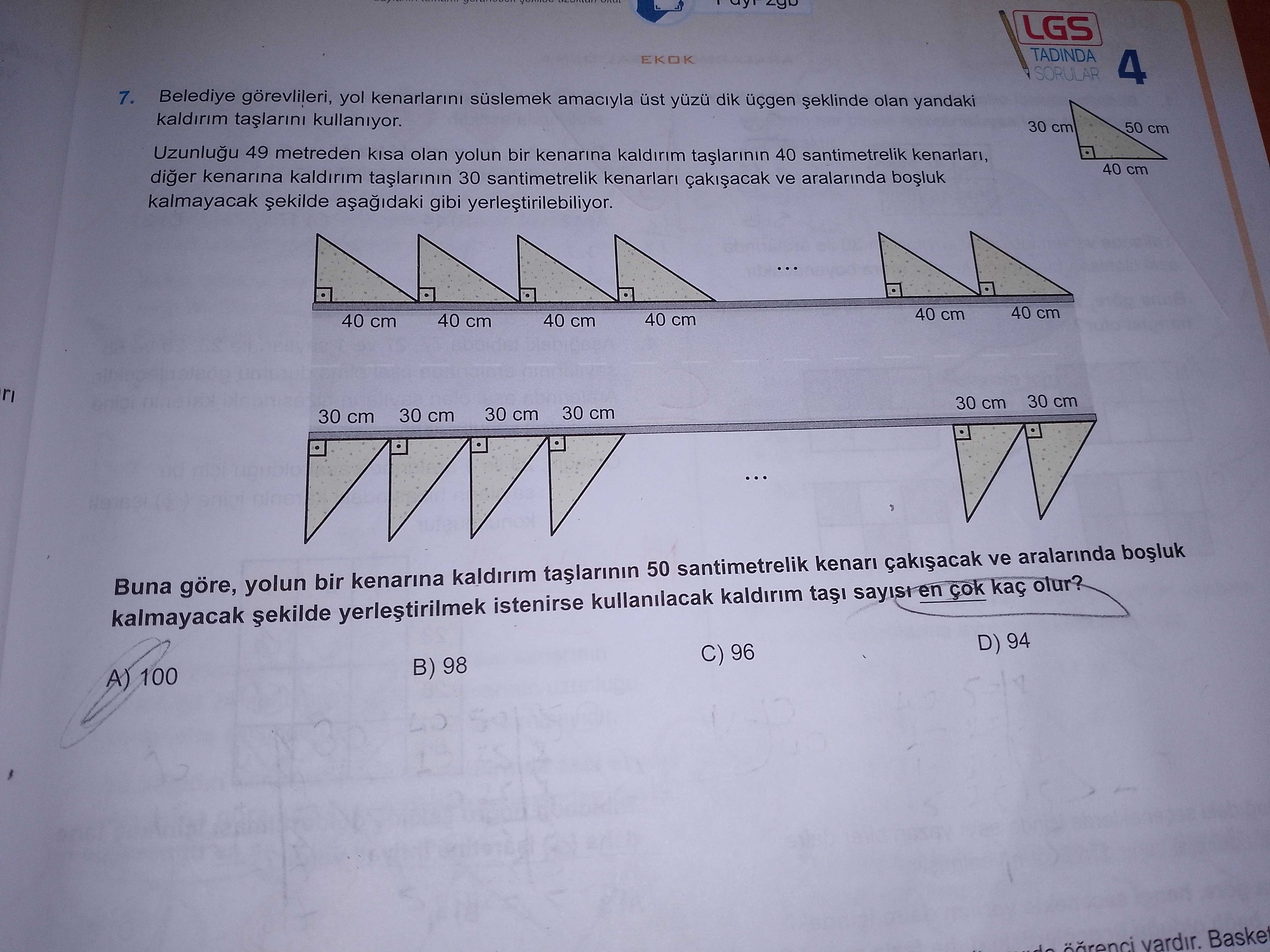 Belediye görevlileri, yol kenarlarını süslemek amacıyla üst yüzü dik üçgen şeklinde olan yandaki
