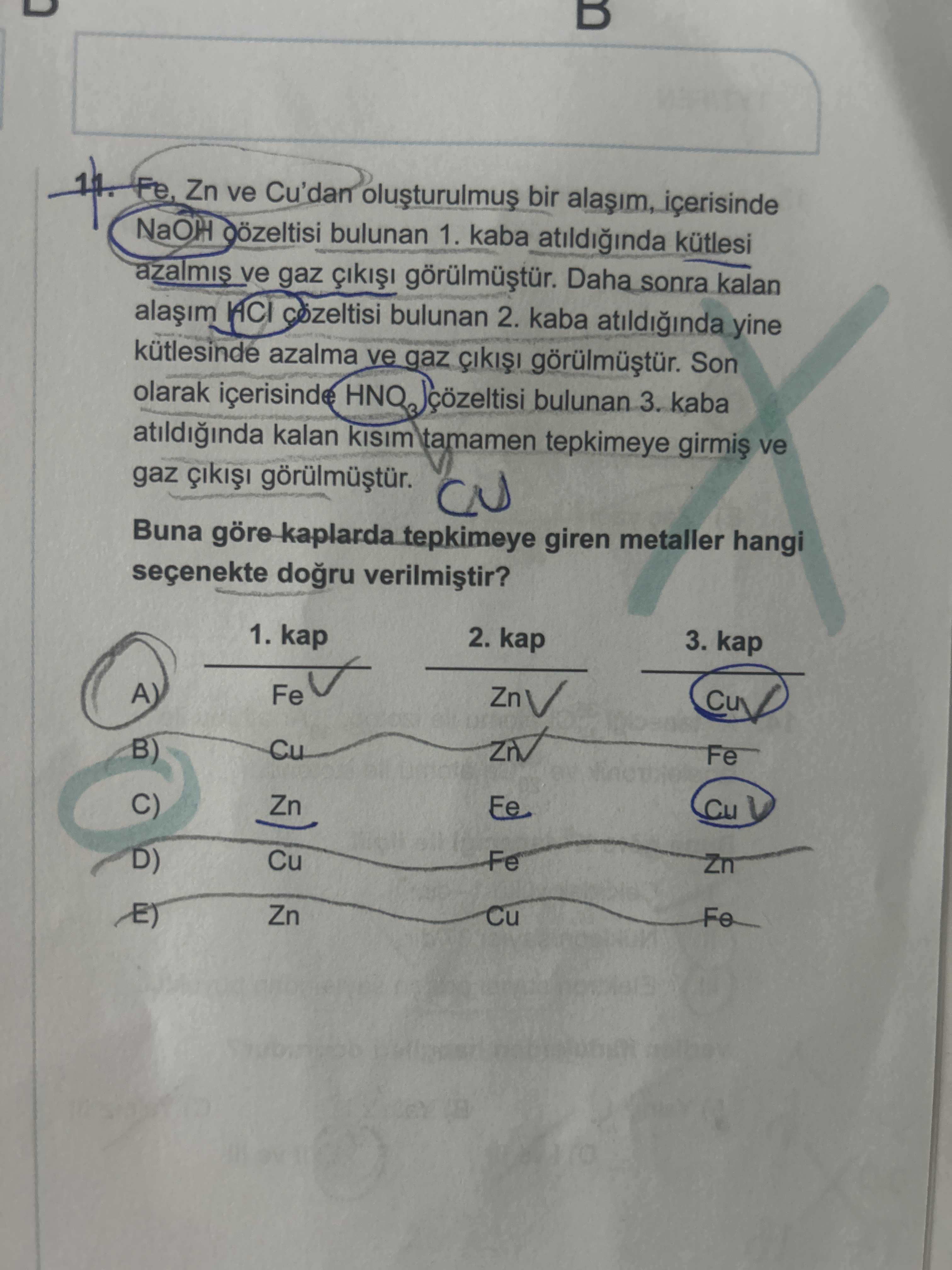 Fe, Zn ve Cu'dan oluşturulmuş bir alaşım, içerisinde NaOH çözeltisi bulunan 1. kaba atıldığında